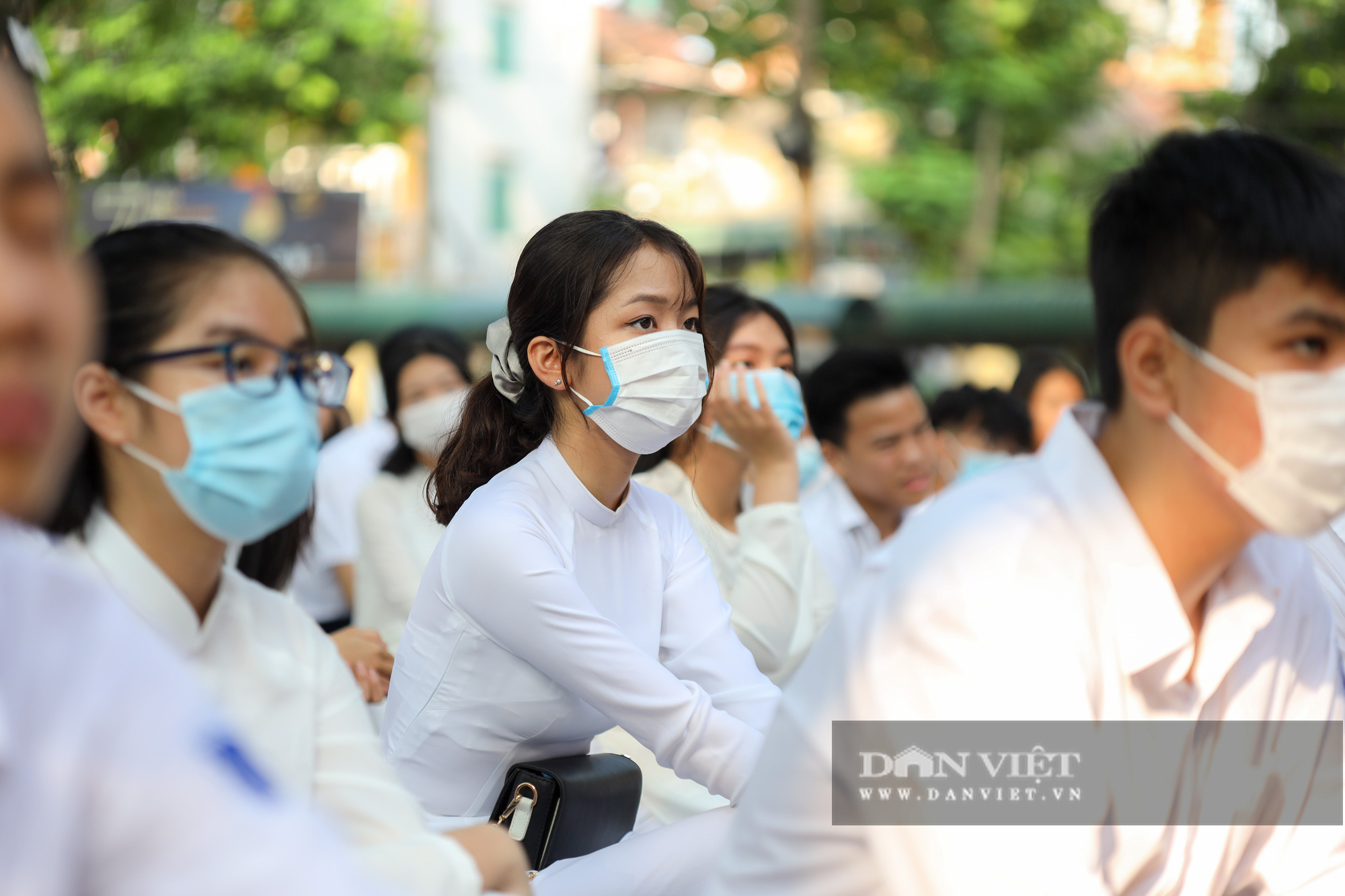 Nữ sinh THPT Phan Đình Phùng áo trắng thướt tha ngày khai giảng - Ảnh 4.