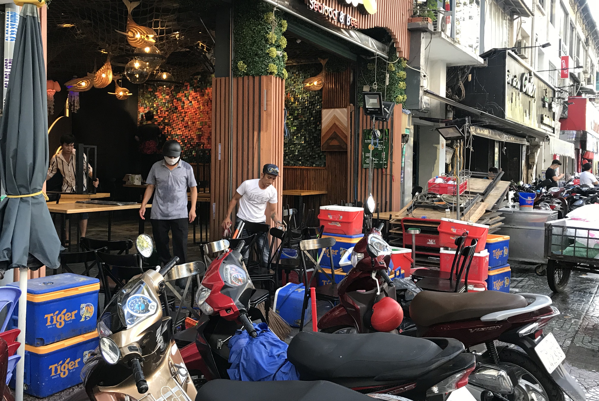 Vũ trường, quán bar tại TP.HCM hối hả dọn dẹp, lên đèn, xập xình đón khách - Ảnh 12.