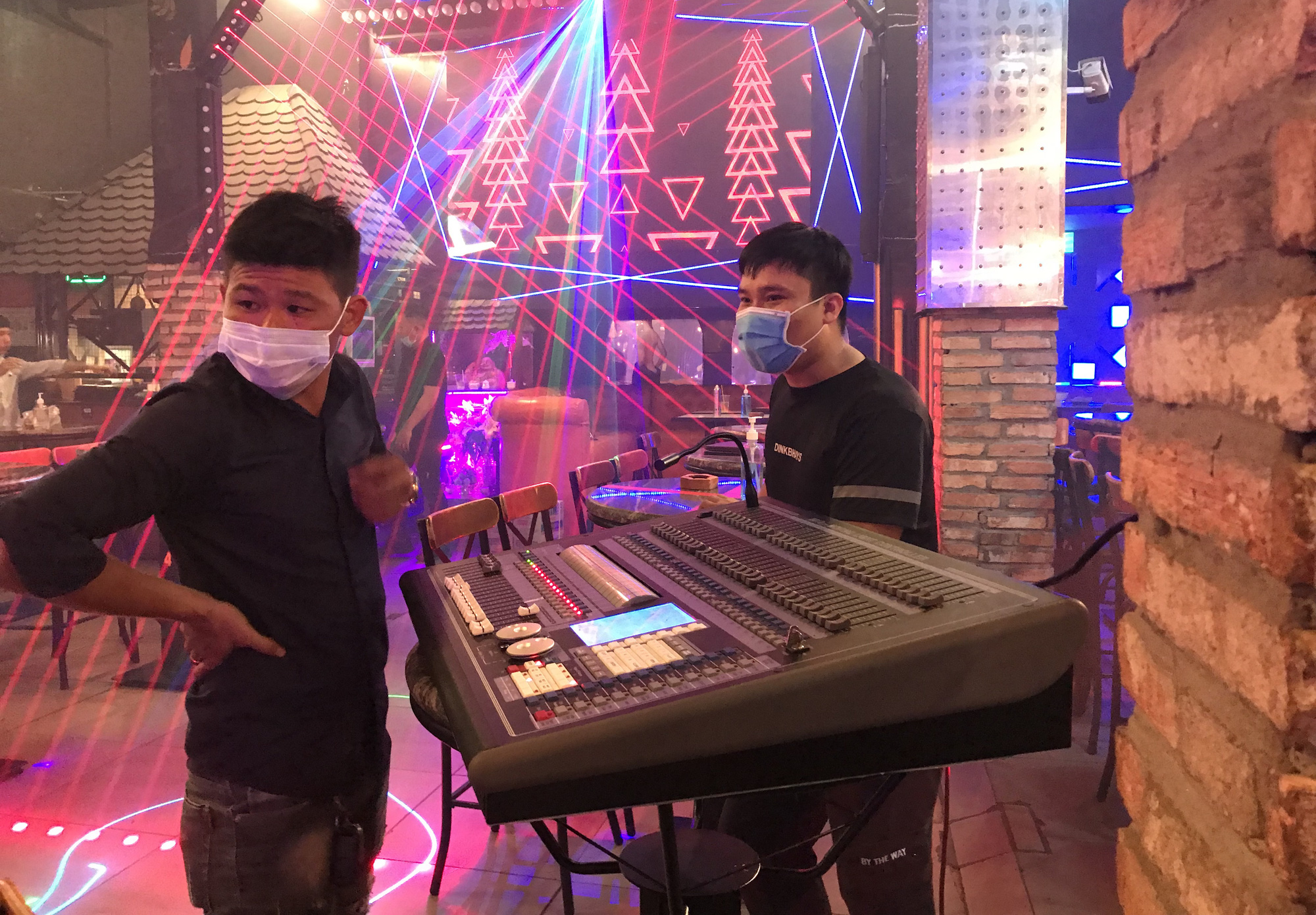 Vũ trường, quán bar tại TP.HCM hối hả dọn dẹp, lên đèn, xập xình đón khách - Ảnh 9.