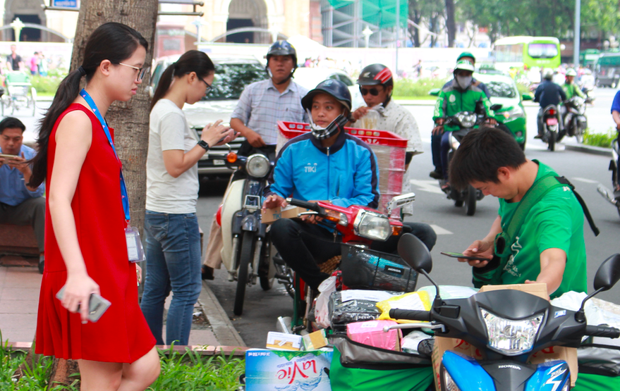 Covid-19 thúc mua hàng qua mạng, thương mại điện tử hưởng lợi - Ảnh 1.