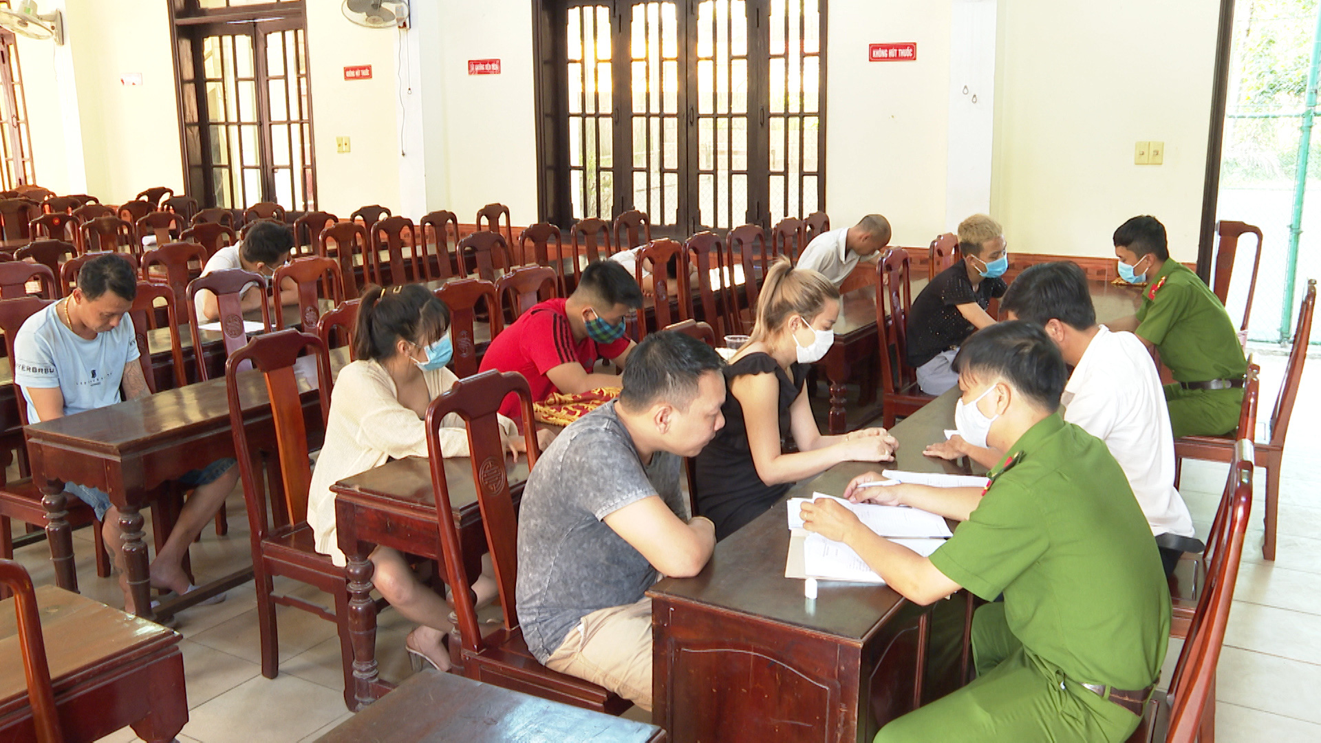 TT-Huế: Bắt quả tang hàng chục dân chơi thác loạn bằng tiệc thuốc lắc tại nhà nghỉ  - Ảnh 1.