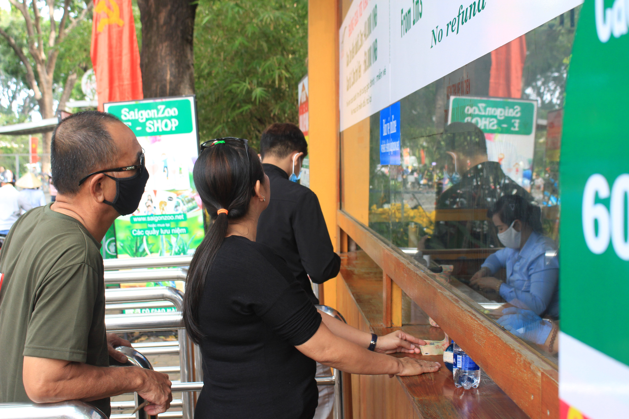 Thảo Cầm Viên Sài Gòn, siêu thị, trung tâm thương mại  đông nghẹt ngày đầu năm - Ảnh 3.