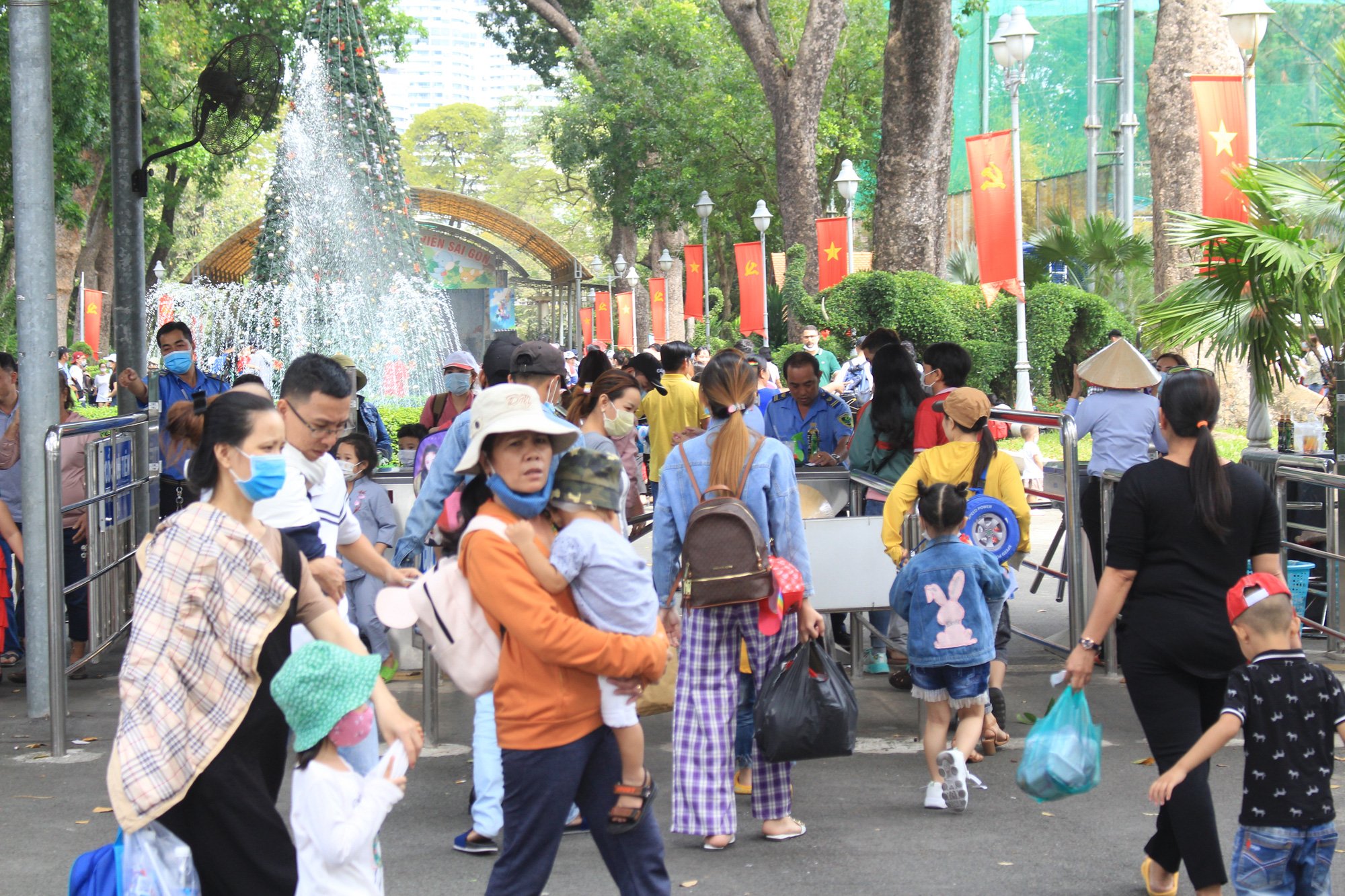 Thảo Cầm Viên Sài Gòn, siêu thị, trung tâm thương mại  đông nghẹt ngày đầu năm - Ảnh 2.