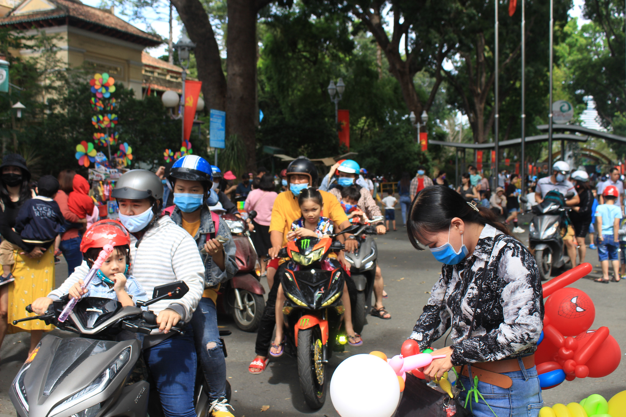 Thảo Cầm Viên Sài Gòn, siêu thị, trung tâm thương mại  đông nghẹt ngày đầu năm - Ảnh 1.