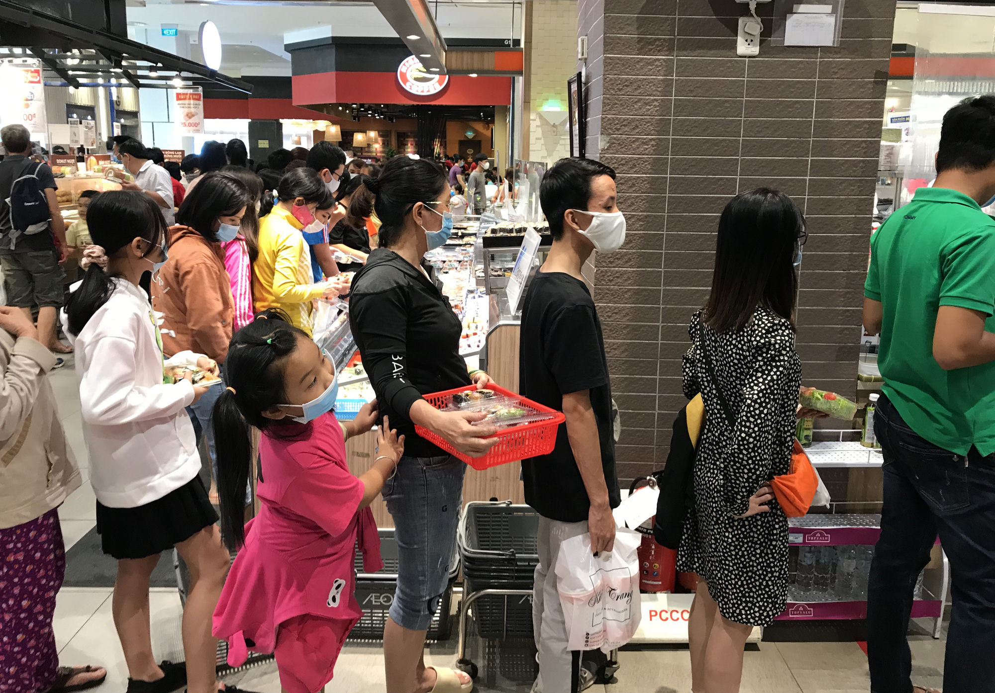 Thảo Cầm Viên Sài Gòn, siêu thị, trung tâm thương mại  đông nghẹt ngày đầu năm - Ảnh 11.