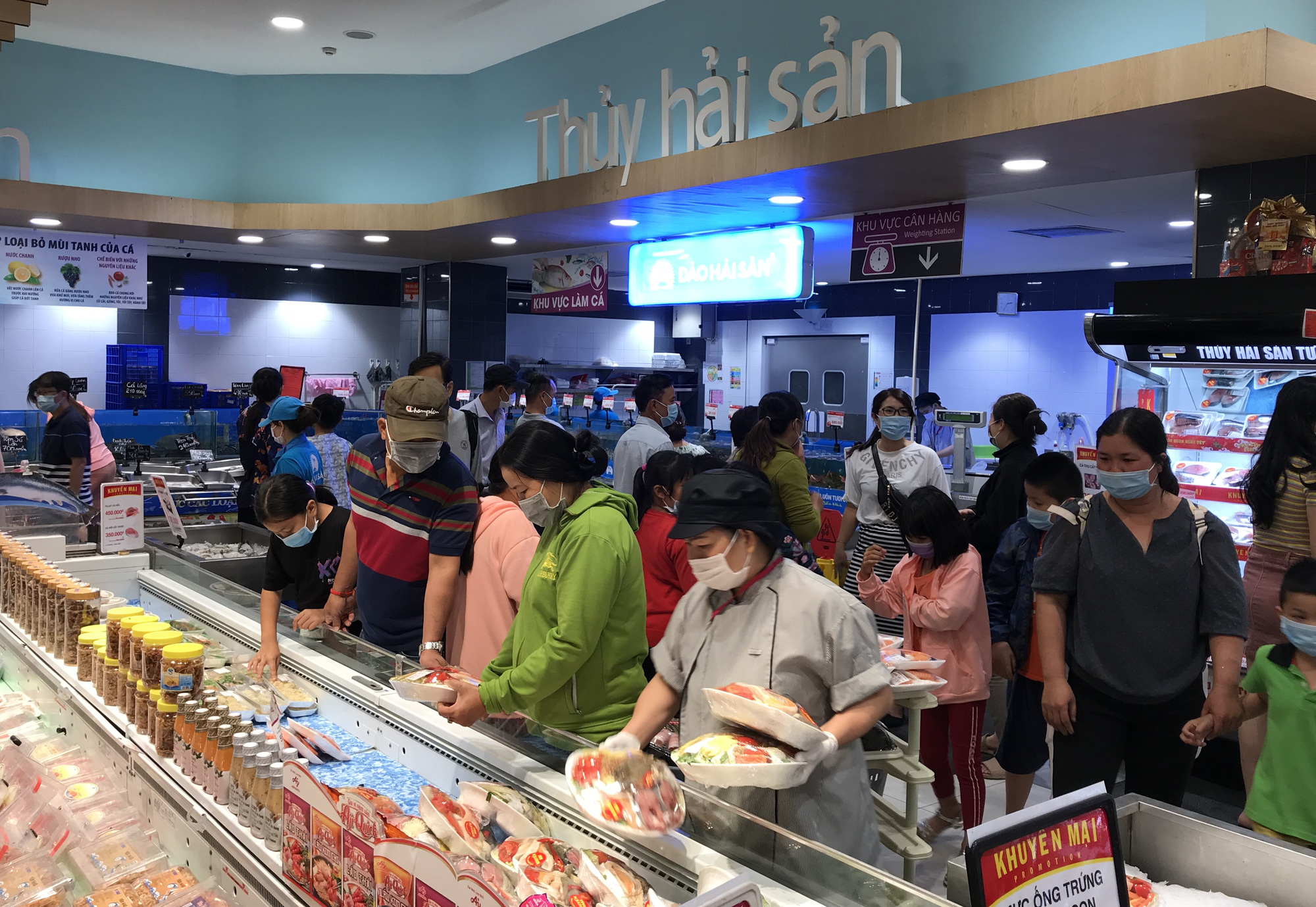 Thảo Cầm Viên Sài Gòn, siêu thị, trung tâm thương mại  đông nghẹt ngày đầu năm - Ảnh 6.