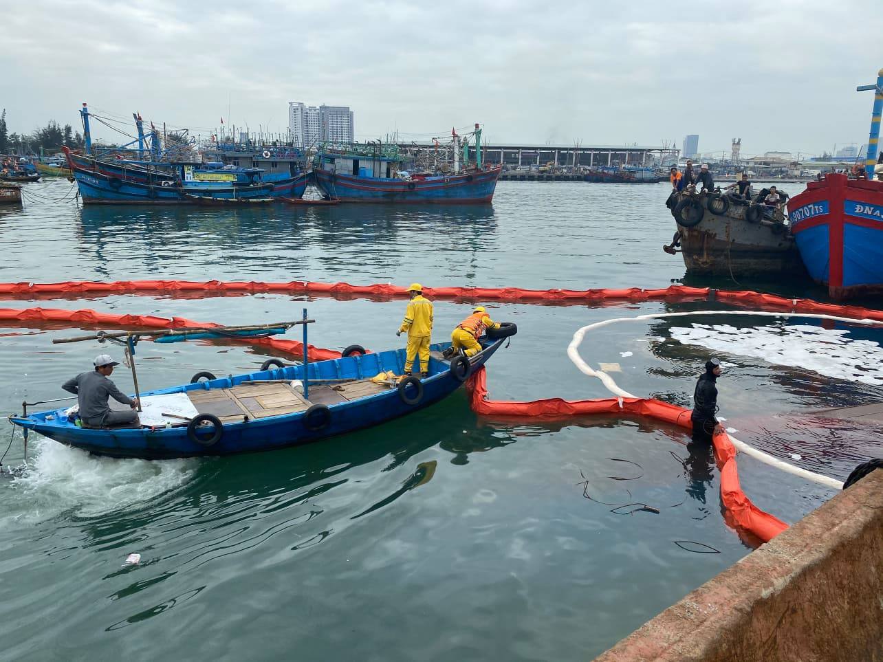Khẩn cấp ứng phó sự cố tràn dầu tại cảng cá lớn nhất miền Trung vào rạng sáng - Ảnh 1.