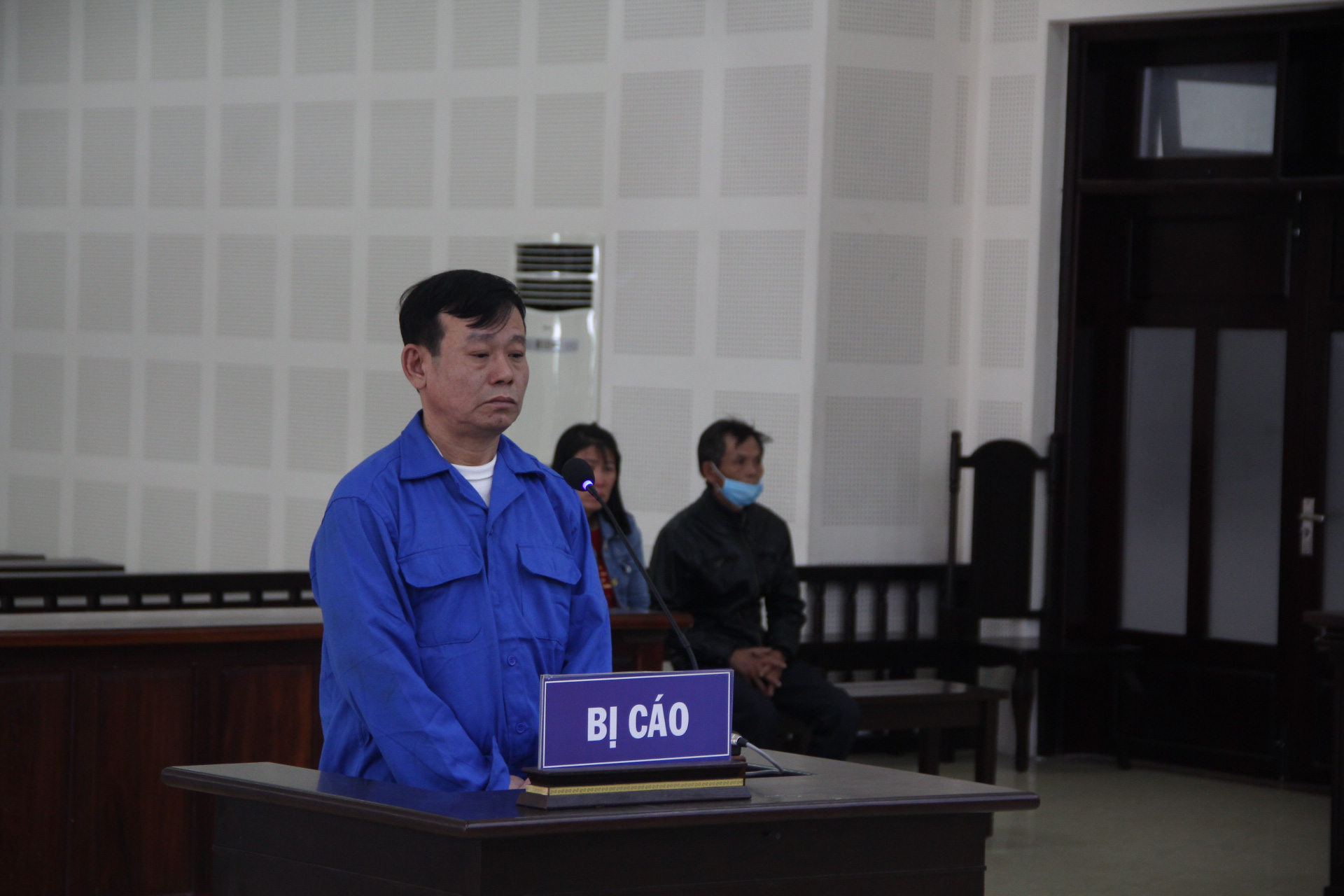 Đâm hàng xóm vì mâu thuẫn từ… mùi thuốc lá - Ảnh 1.