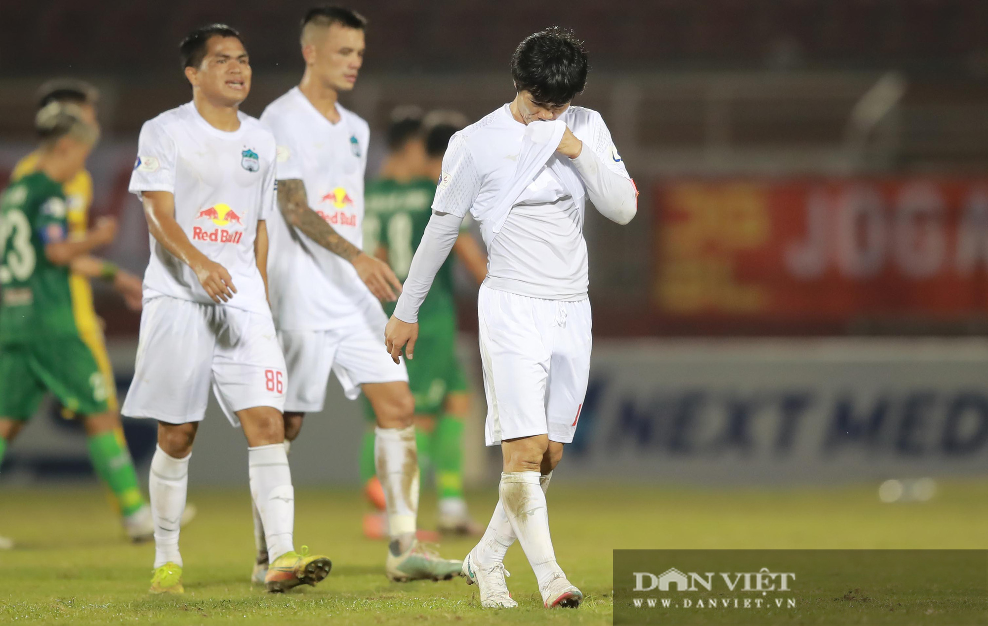 Công Phượng ôm mặt tiếc nuối trong trận ra quân V.League thất bại - Ảnh 3.
