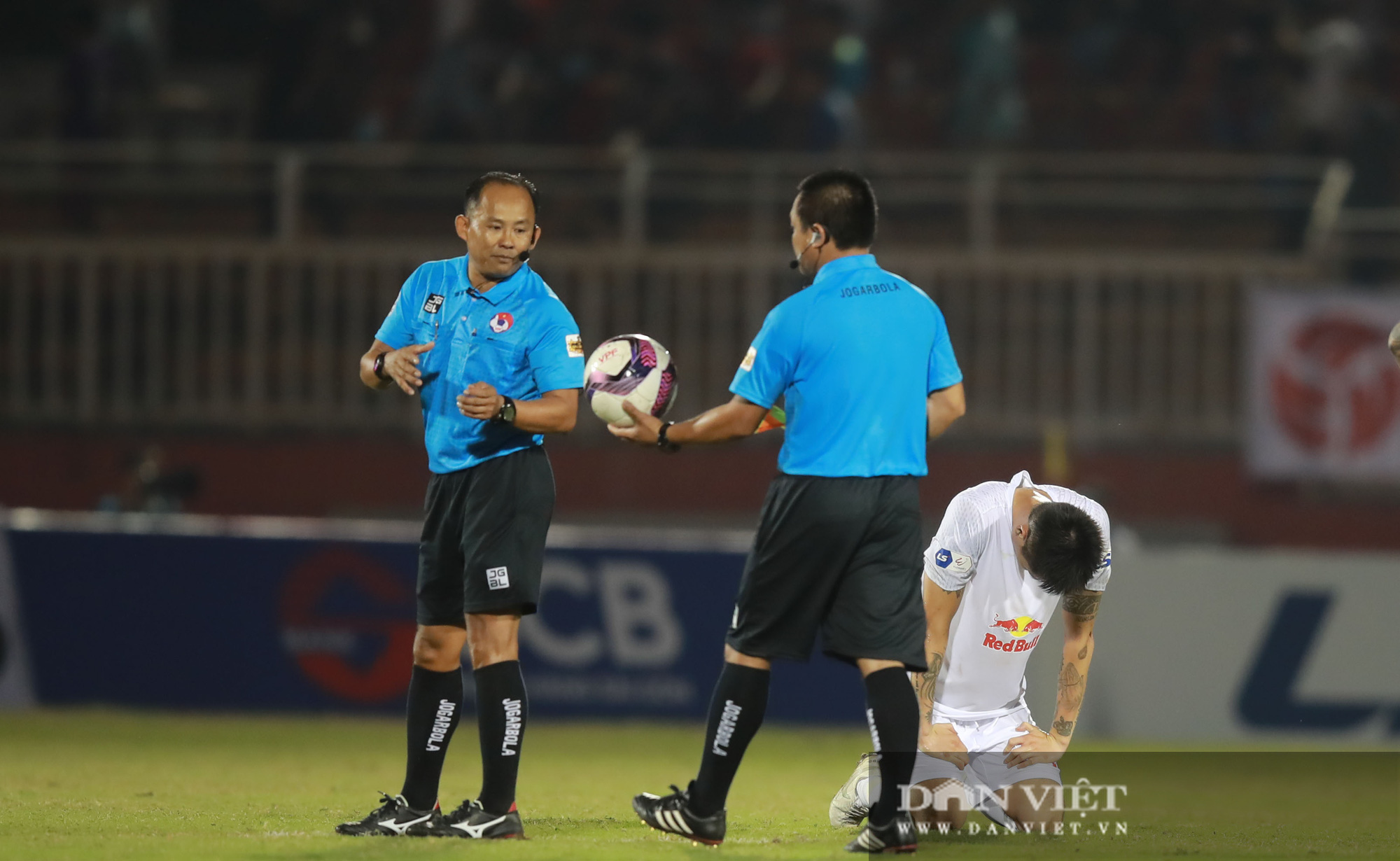 Công Phượng ôm mặt tiếc nuối trong trận ra quân V.League thất bại - Ảnh 6.