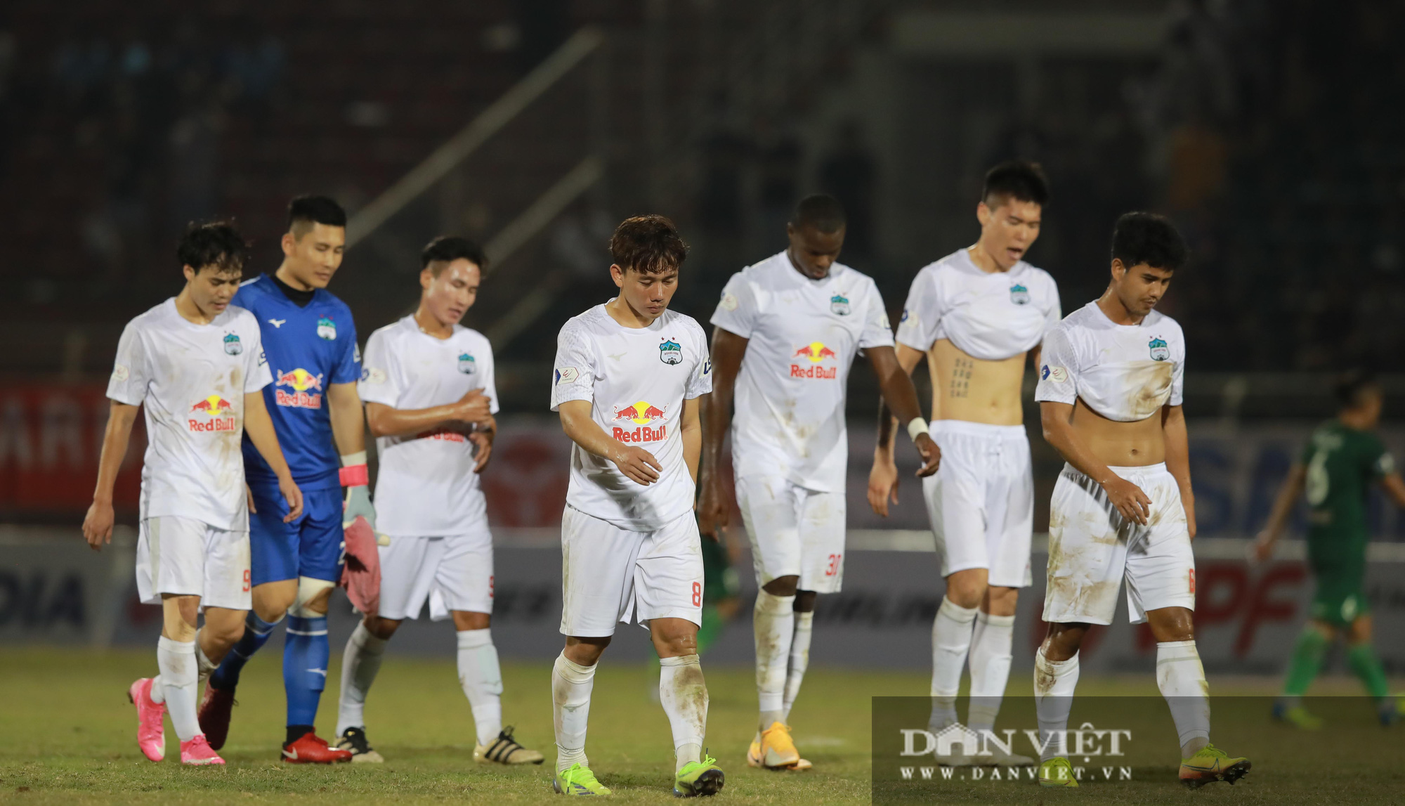 Công Phượng ôm mặt tiếc nuối trong trận ra quân V.League thất bại - Ảnh 7.