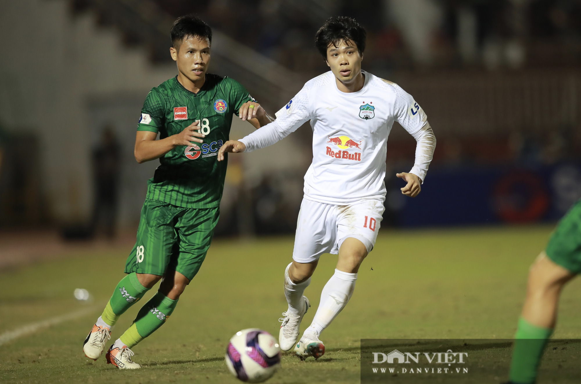 Công Phượng ôm mặt tiếc nuối trong trận ra quân V.League thất bại - Ảnh 4.