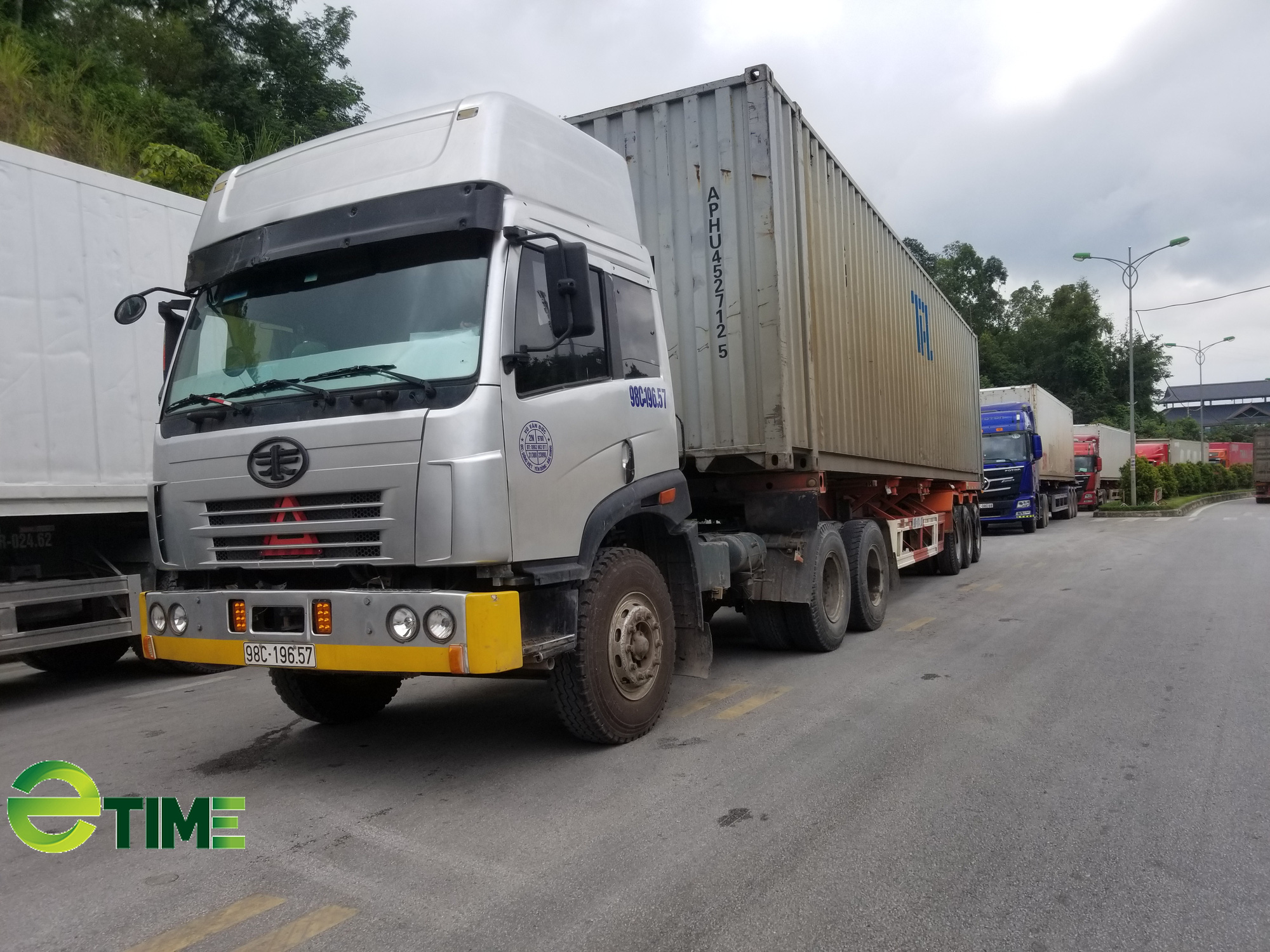 Cận Tết hàng hóa tăng đột biến, cửa khẩu Hữu Nghị ùn ứ kéo dài - Ảnh 1. Cận Tết hàng hóa tăng đột biến, cửa khẩu Hữu Nghị ùn ứ kéo dài - Ảnh 1.