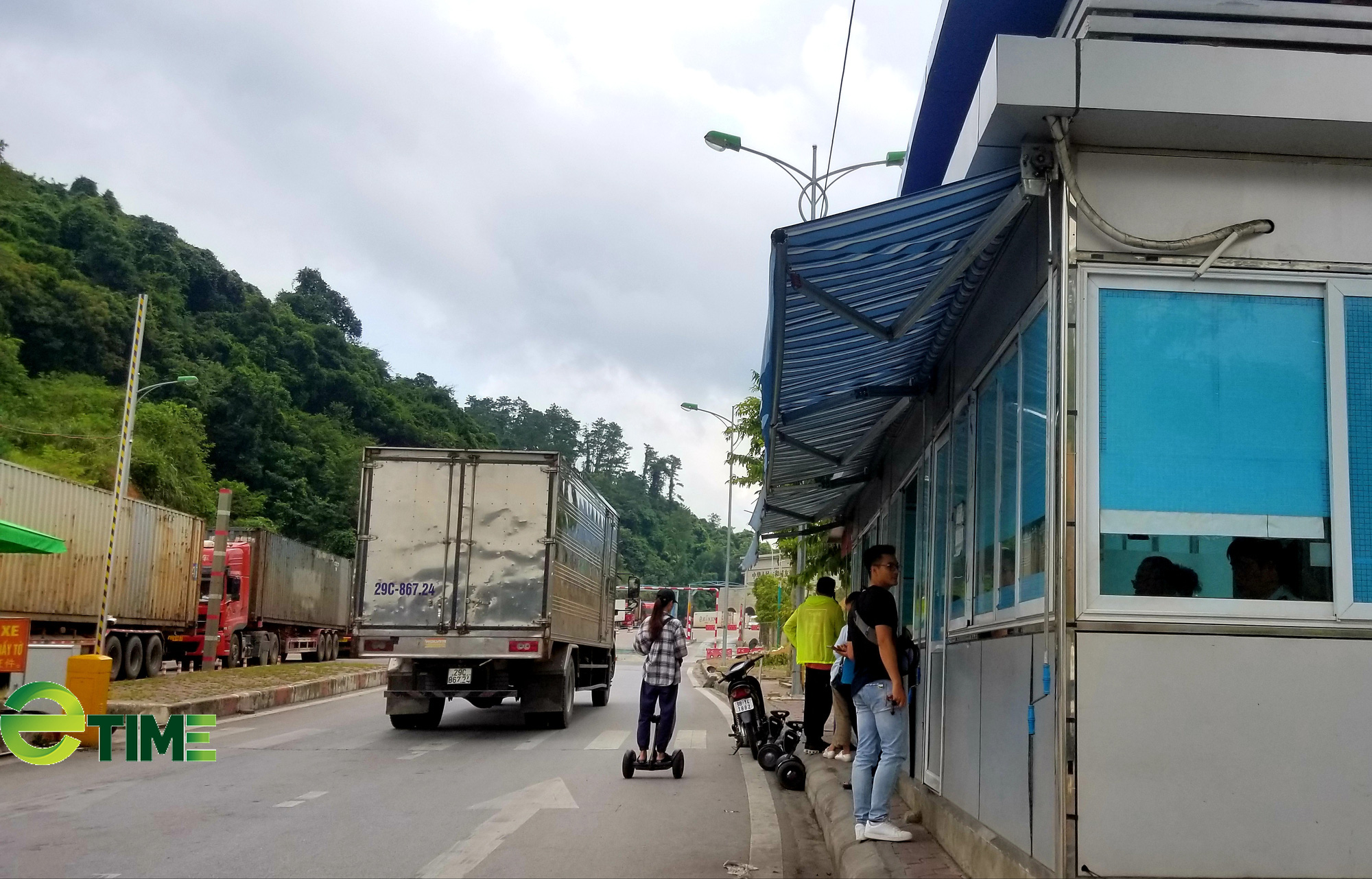 Cận Tết hàng hóa tăng đột biến, cửa khẩu Hữu Nghị ùn ứ kéo dài - Ảnh 2. Cận Tết hàng hóa tăng đột biến, cửa khẩu Hữu Nghị ùn ứ kéo dài - Ảnh 2.