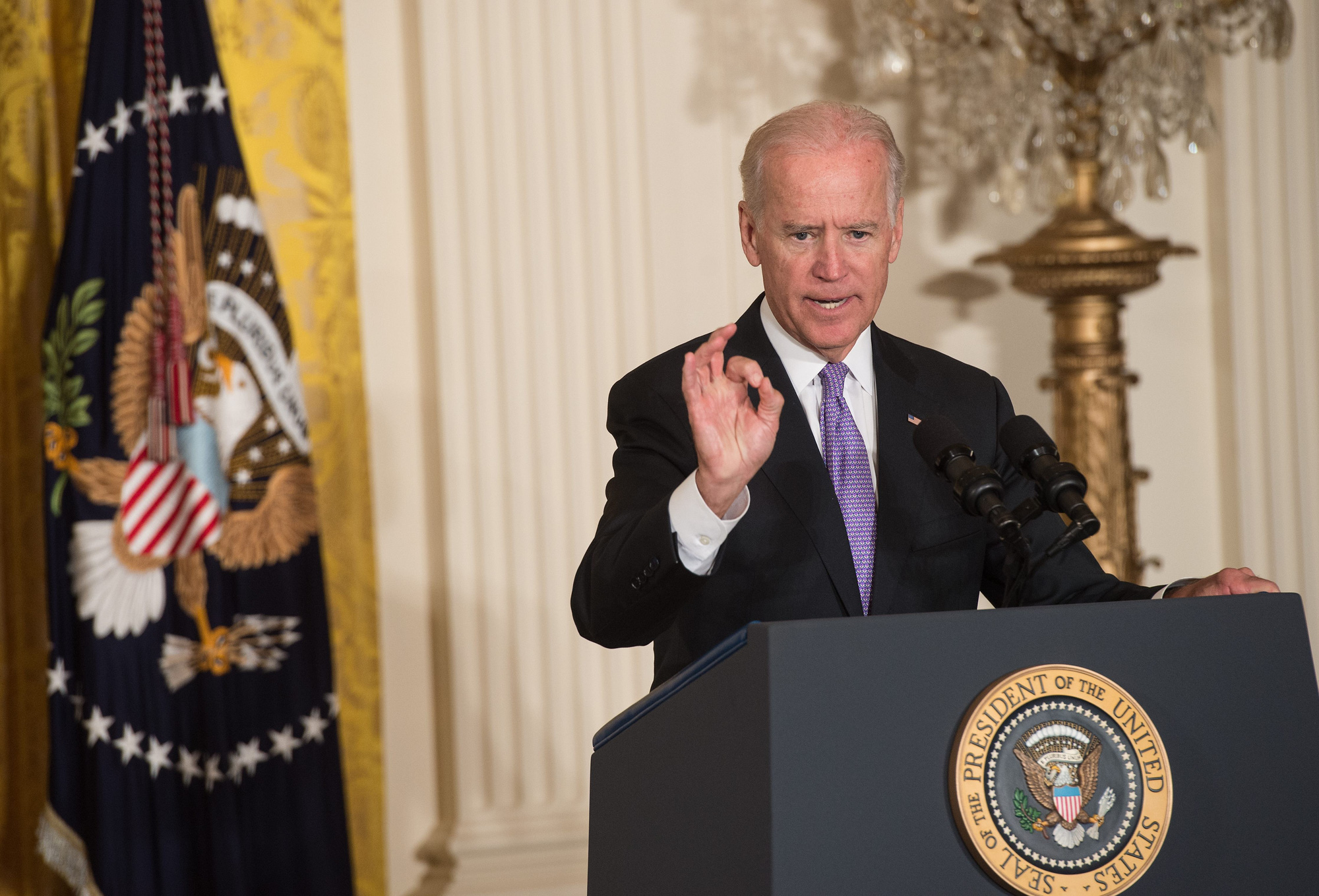 Vừa nhậm chức, Biden lập tức sa thải 3 người được Trump cài cắm - Ảnh 1.