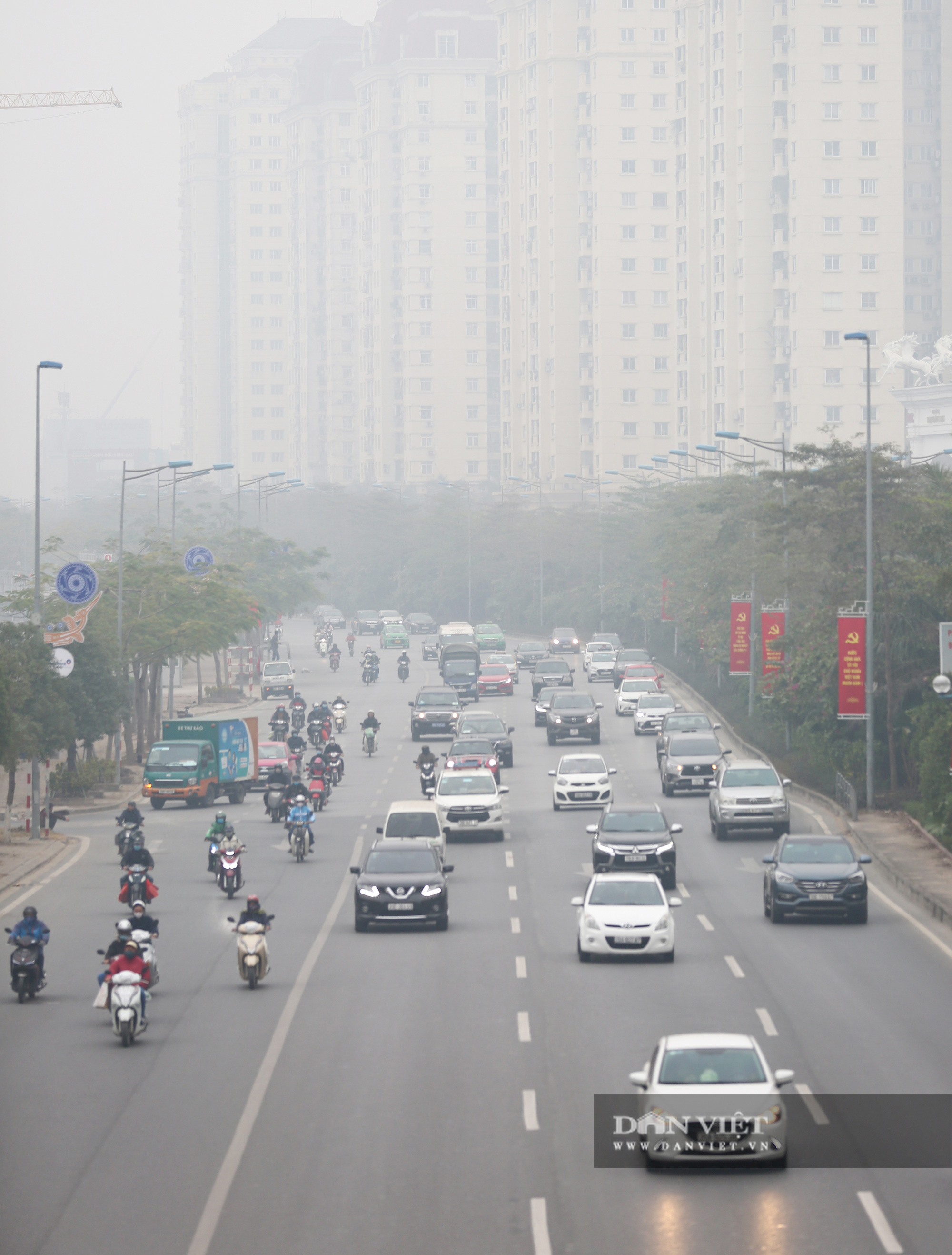 Hà Nội sương mù như Sa Pa, nhiều ôtô phải bật đèn đi giữa ban ngày - Ảnh 3.
