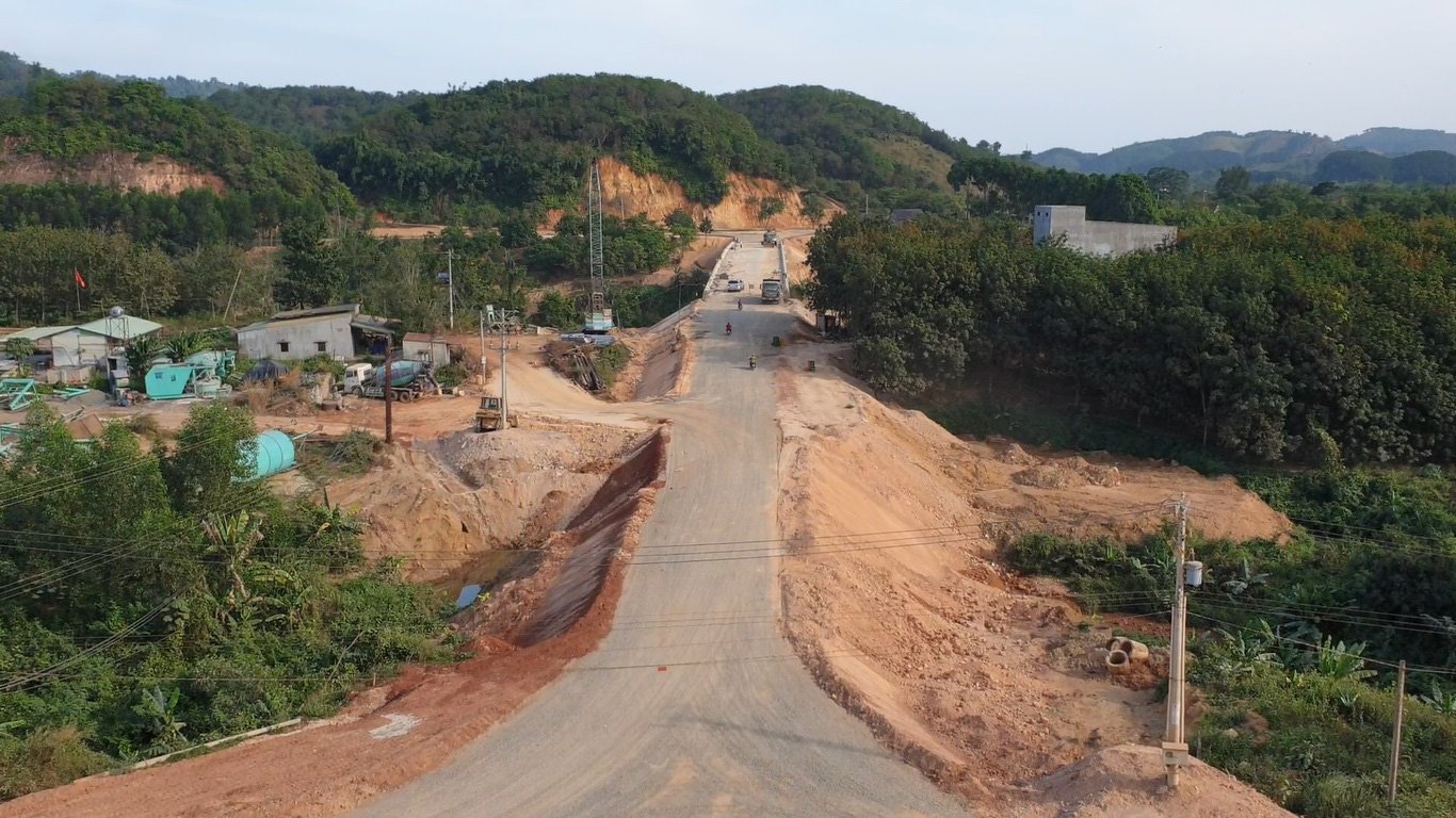 Vụ nhận tiền mãi lộ cho xe qua cầu đang thi công: Xác định 4 người nhận tiền - Ảnh 2. Vụ nhận tiền mãi lộ cho xe qua cầu đang thi công: Xác định 4 người nhận tiền - Ảnh 2.