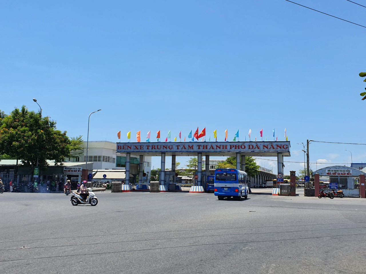 Đà Nẵng: Tàu, xe &quot;trống ghế&quot; chờ khách Tết - Ảnh 1.