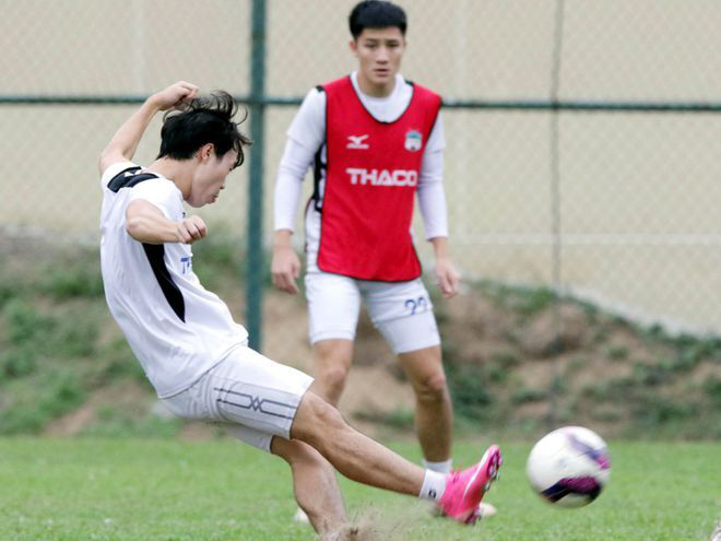 Minh Vương tập đá phạt.