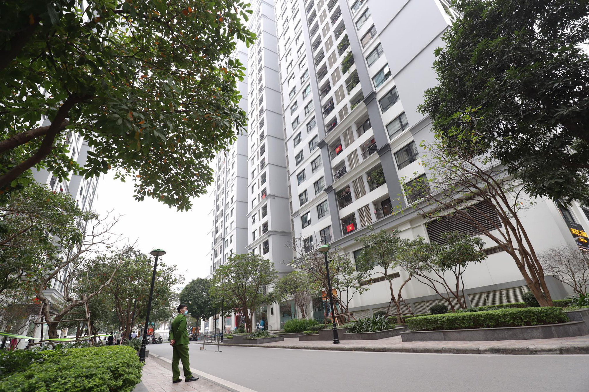 Hà Nội cách ly y tế tòa nhà ở Times City có ca Covid-19, người thân đến tiếp tế thực phẩm - Ảnh 2.