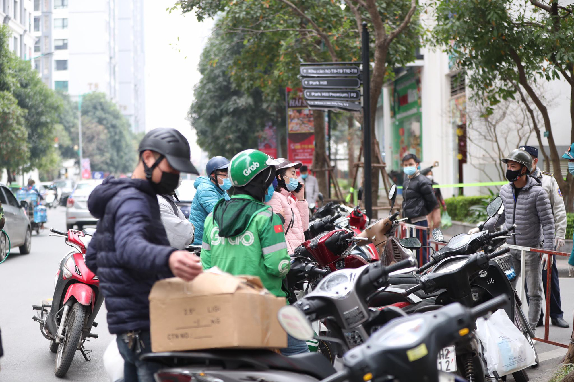 Hà Nội cách ly y tế tòa nhà ở Times City có ca Covid-19, người thân đến tiếp tế thực phẩm - Ảnh 5.