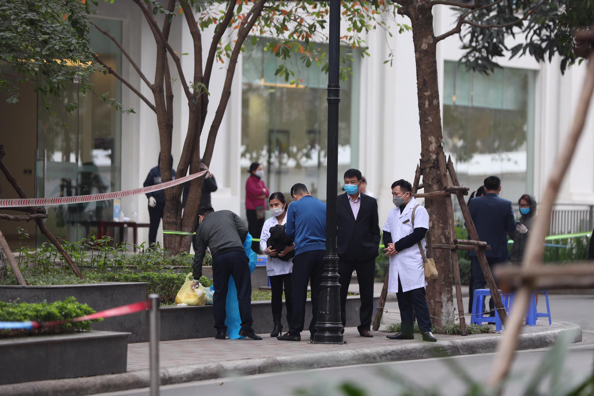 Hà Nội cách ly y tế tòa nhà ở Times City có ca Covid-19, người thân đến tiếp tế thực phẩm - Ảnh 4.