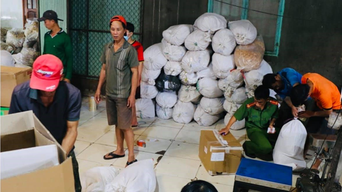 Bình Phước: &quot;Phù phép&quot; phế phẩm hạt điều làm thức ăn gia súc thành... &quot;hạt điều cao cấp&quot; để bán trên Facebook - Ảnh 1.