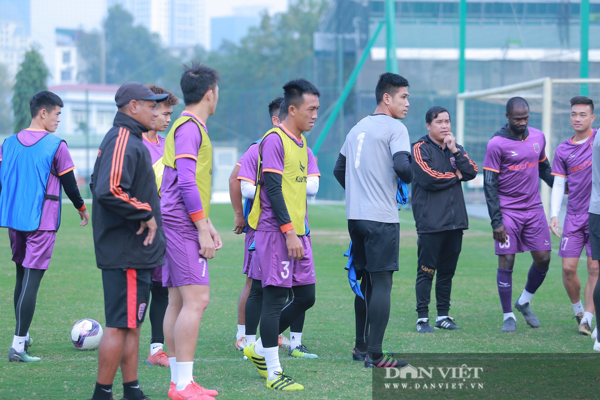 HLV Phan Thanh Hùng nói gì khi hoãn các trận đấu V-League - Ảnh 2.