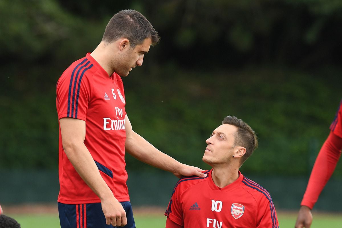 Arsenal muốn &quot;tống khứ&quot; Ozil và Sokratis.