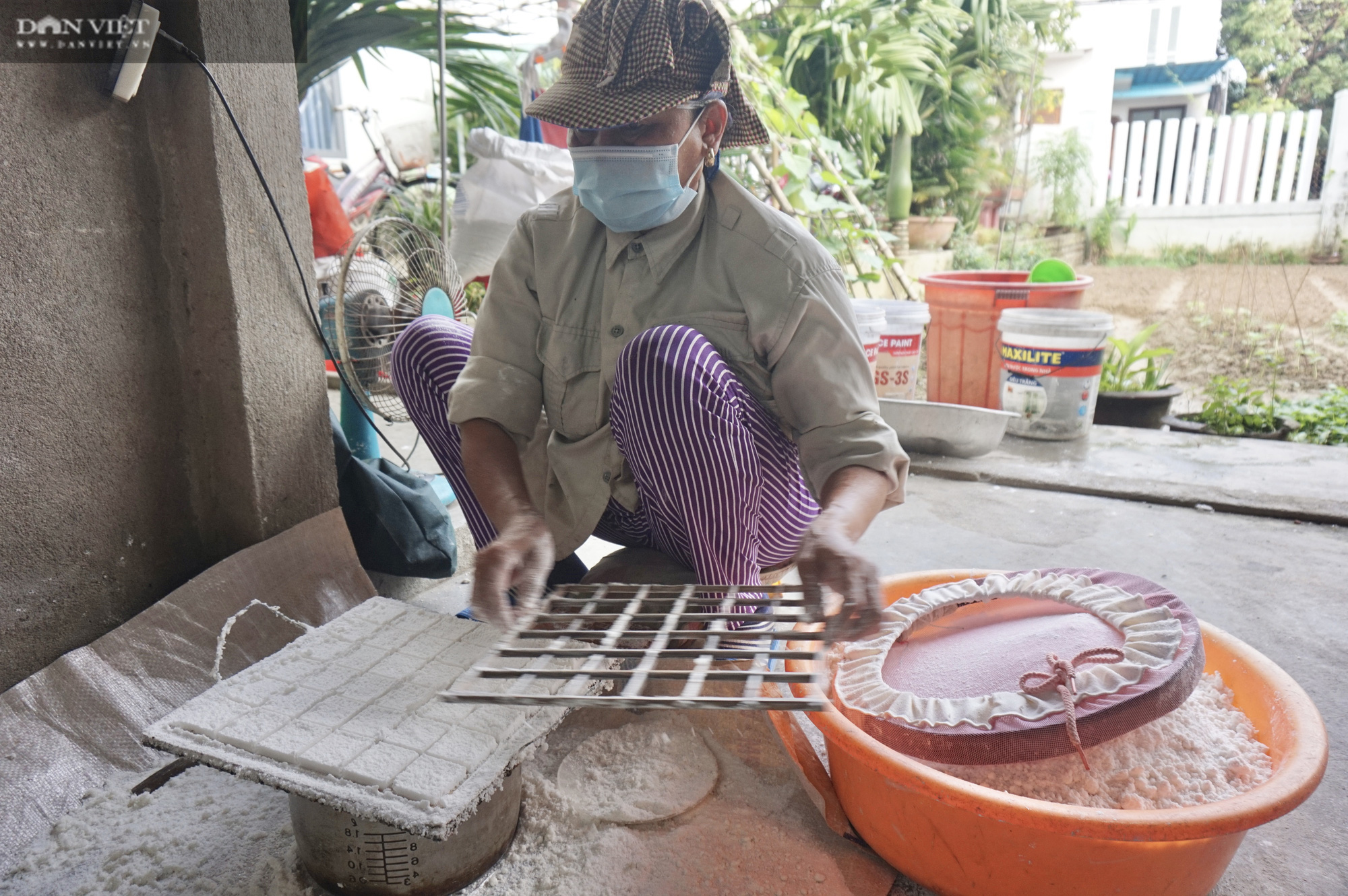 Đà Nẵng: “Nằm lửa” từ 2 giờ sáng, bánh 7 lửa hút hàng dịp Tết Nguyên đán - Ảnh 2.
