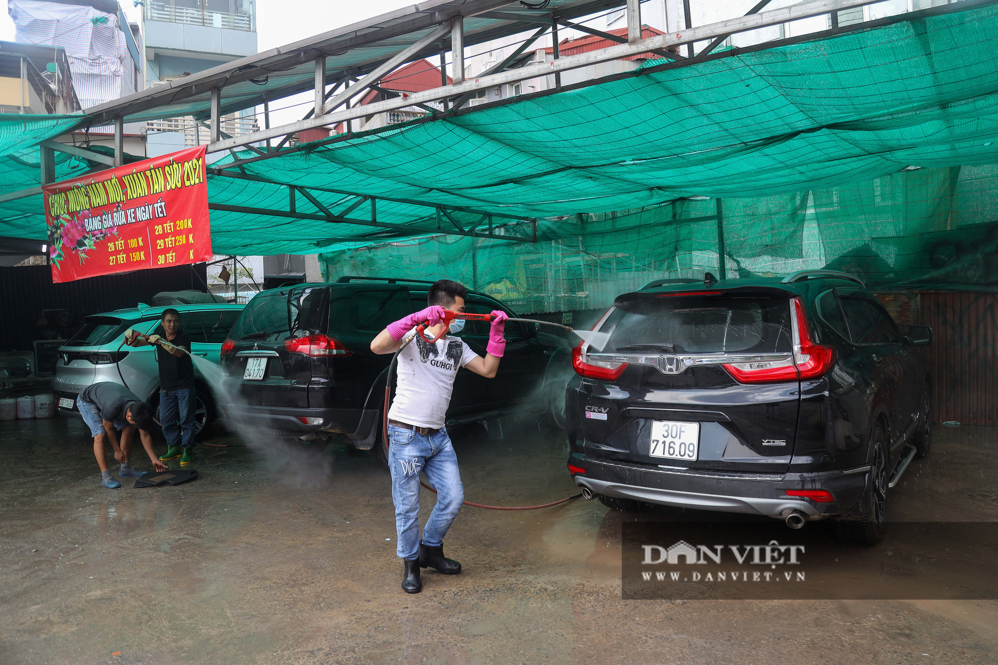 30 Tết tranh thủ ở Hà Nội rửa xe kiếm 30 triệu đồng - Ảnh 1.