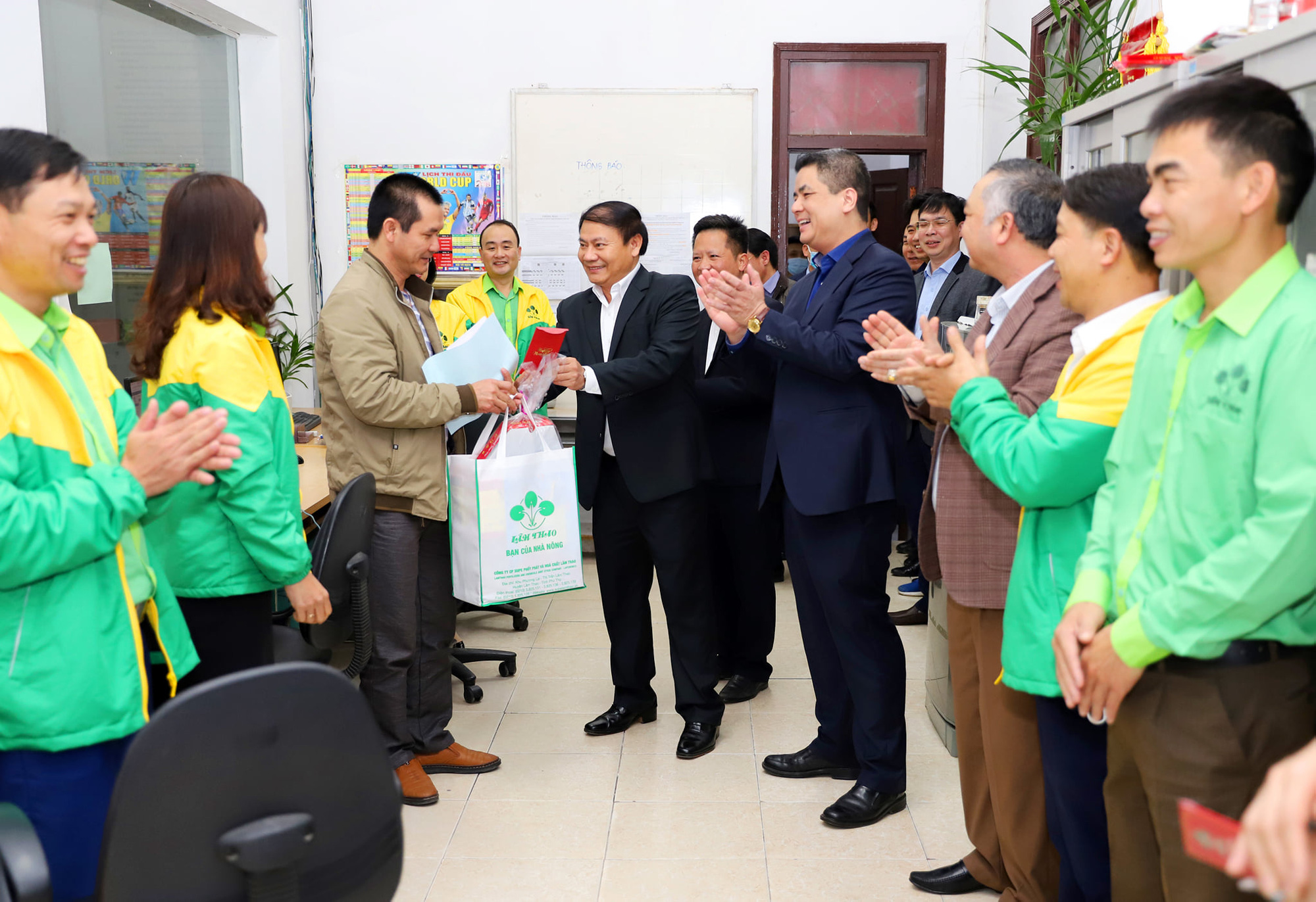 Mùng 4 Tết, &quot;ông lớn&quot; Supe Lâm Thao mở hàng xuất bán lô phân bón 1.500 tấn - Ảnh 1.