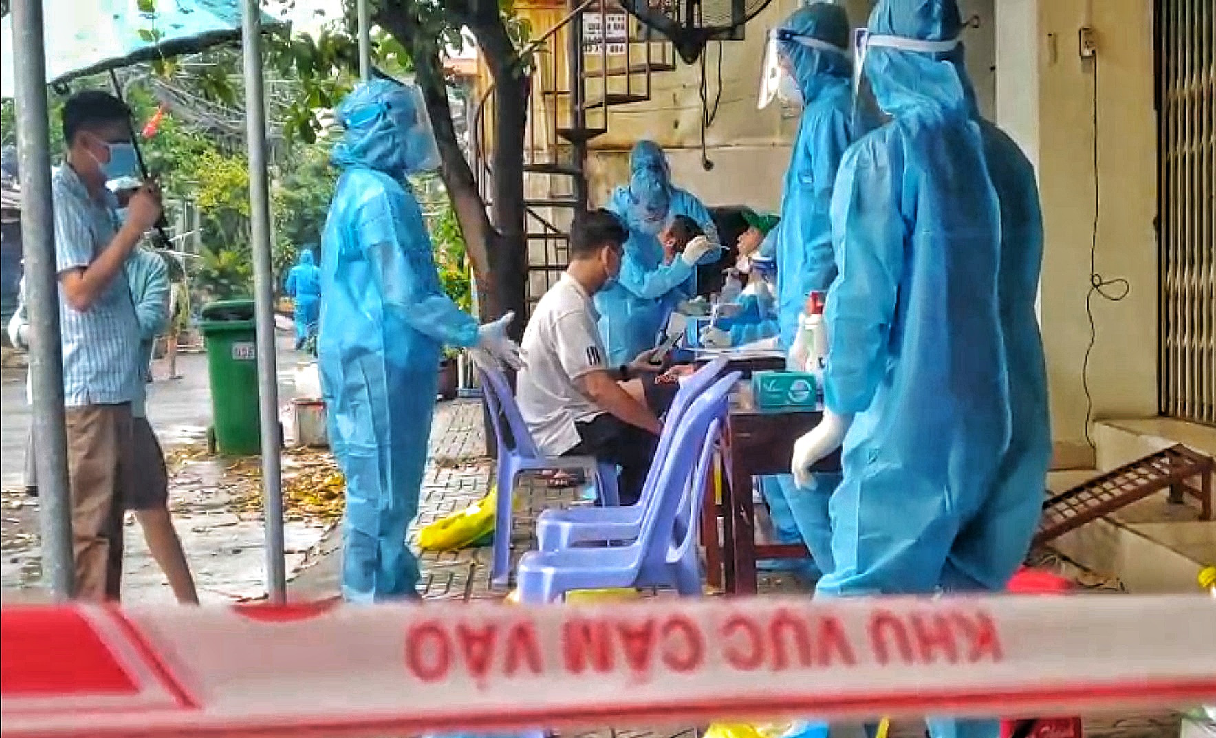Covid-19 tại TP.HCM: Cách ly toàn bộ người về từ Hải Dương, xét nghiệm lần 3 nhân viên công ty VIAGS - Ảnh 1.