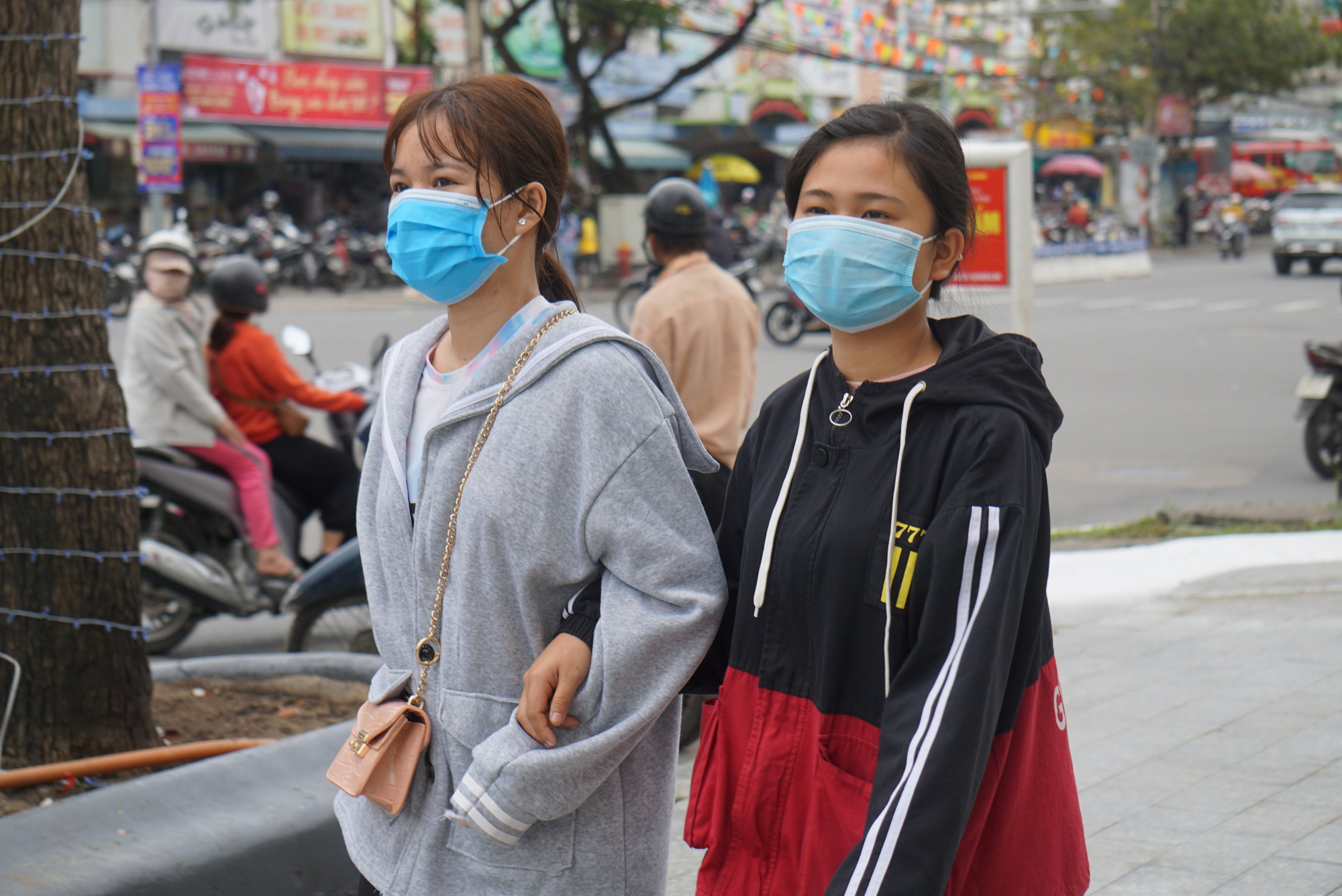 ẢNH: Đà Nẵng xử phạt người không đeo khẩu trang nơi công cộng, người dân nghiêm chỉnh chấp hành - Ảnh 9.