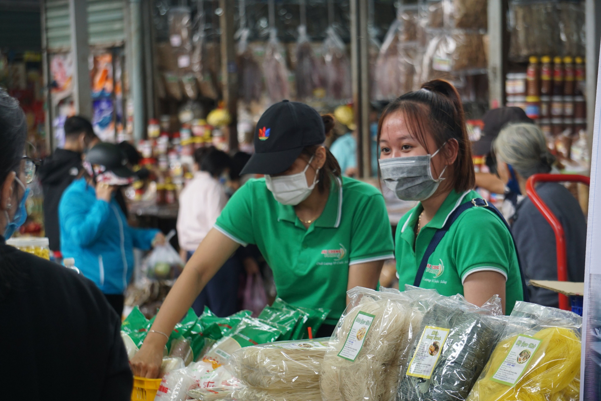 ẢNH: Đà Nẵng xử phạt người không đeo khẩu trang nơi công cộng, người dân nghiêm chỉnh chấp hành - Ảnh 1.
