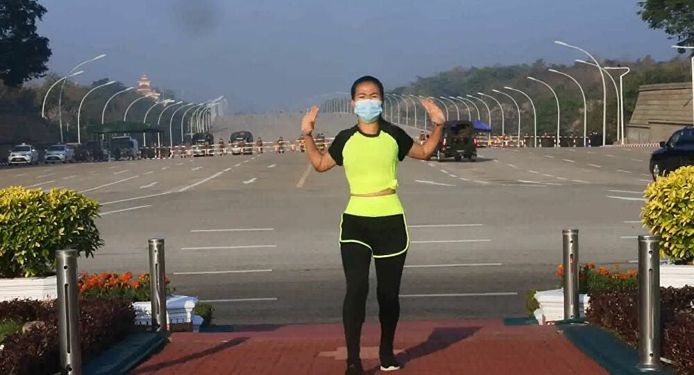 Đảo chính Myanmar: Cô gái tập aerobics mặc chính biến phía sau lưng - Ảnh 1.