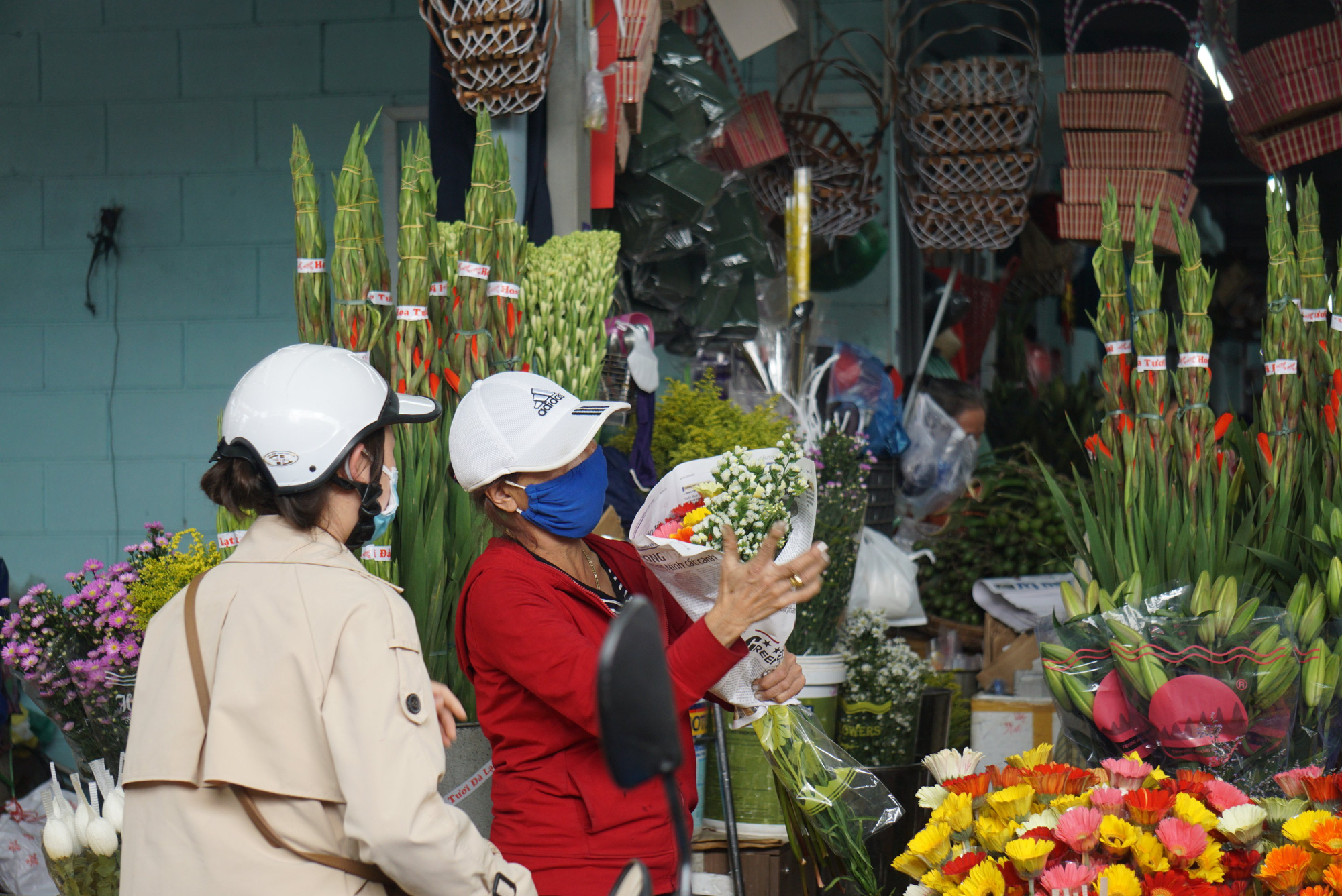 ẢNH: Đà Nẵng xử phạt người không đeo khẩu trang nơi công cộng, người dân nghiêm chỉnh chấp hành - Ảnh 3.