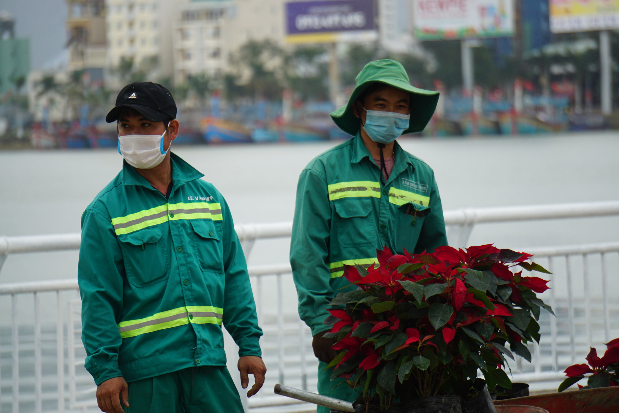 ẢNH: Đà Nẵng xử phạt người không đeo khẩu trang nơi công cộng, người dân nghiêm chỉnh chấp hành - Ảnh 8.