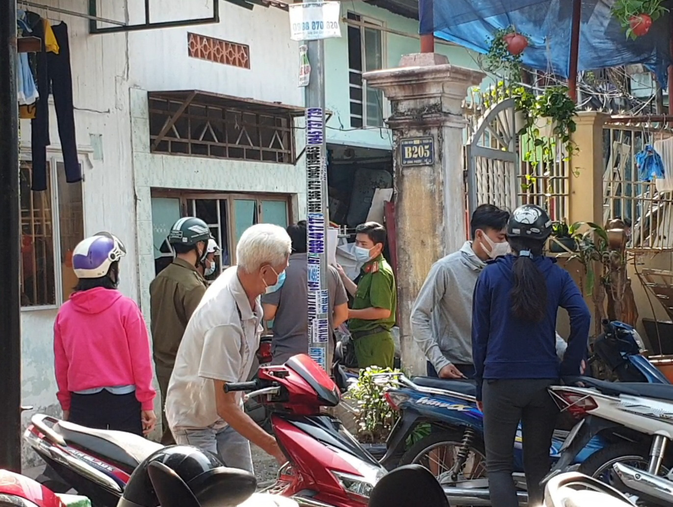 Cận cảnh hiện trường vụ nghi nổ bình gas, 4 căn nhà hư hỏng, người đàn ông bị hất văng - Ảnh 3.