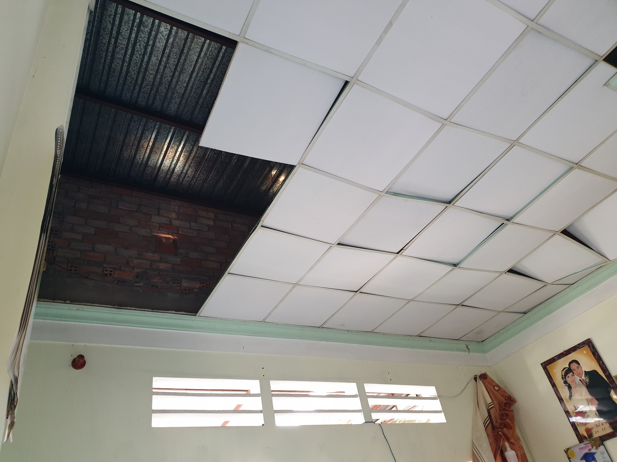 Cận cảnh hiện trường vụ nghi nổ bình gas, 4 căn nhà hư hỏng, người đàn ông bị hất văng - Ảnh 4.