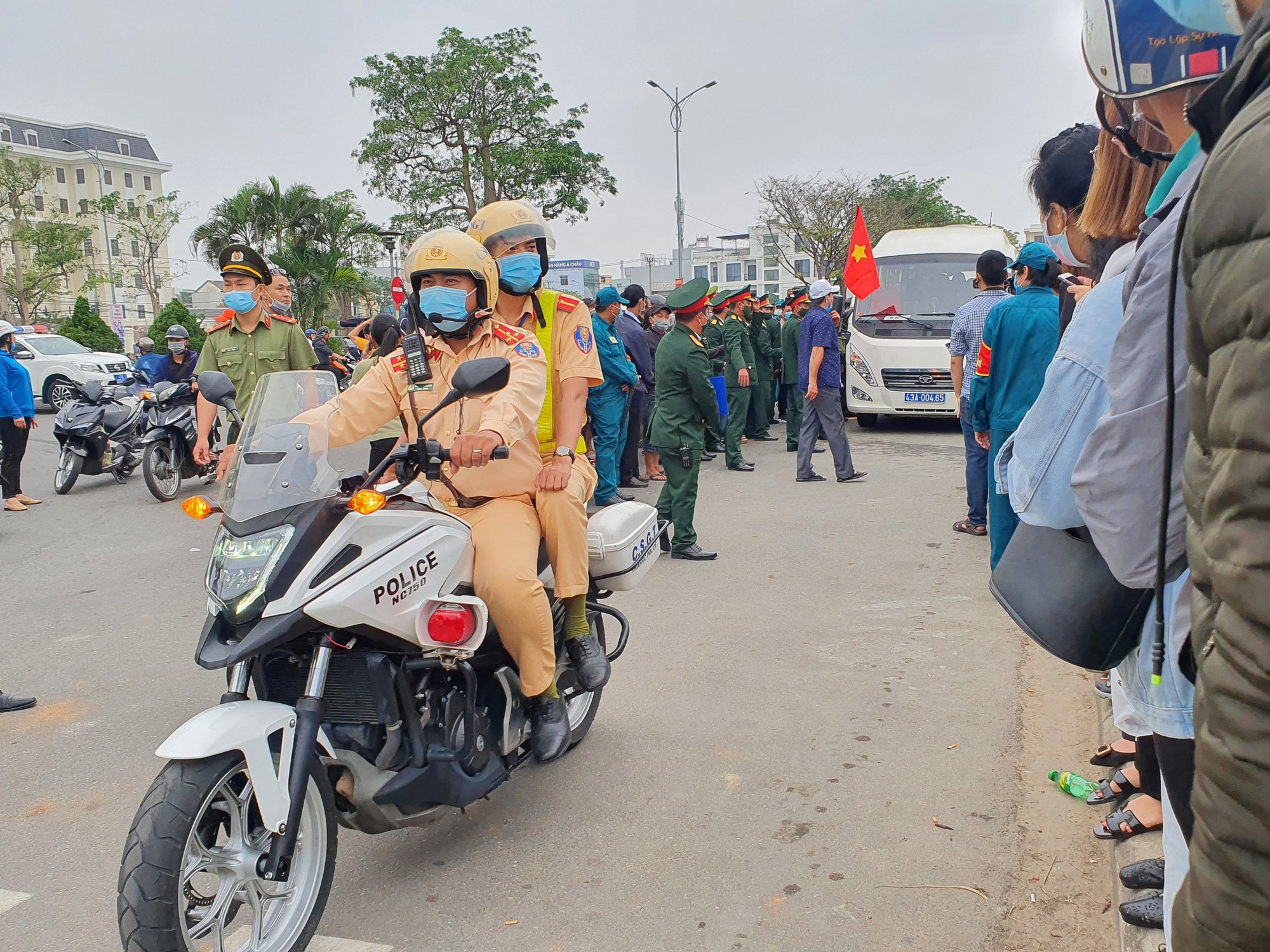 Sáng nay (27/2), gần 1.270 tân binh Đà Nẵng lên đường nhập ngũ - Ảnh 10.