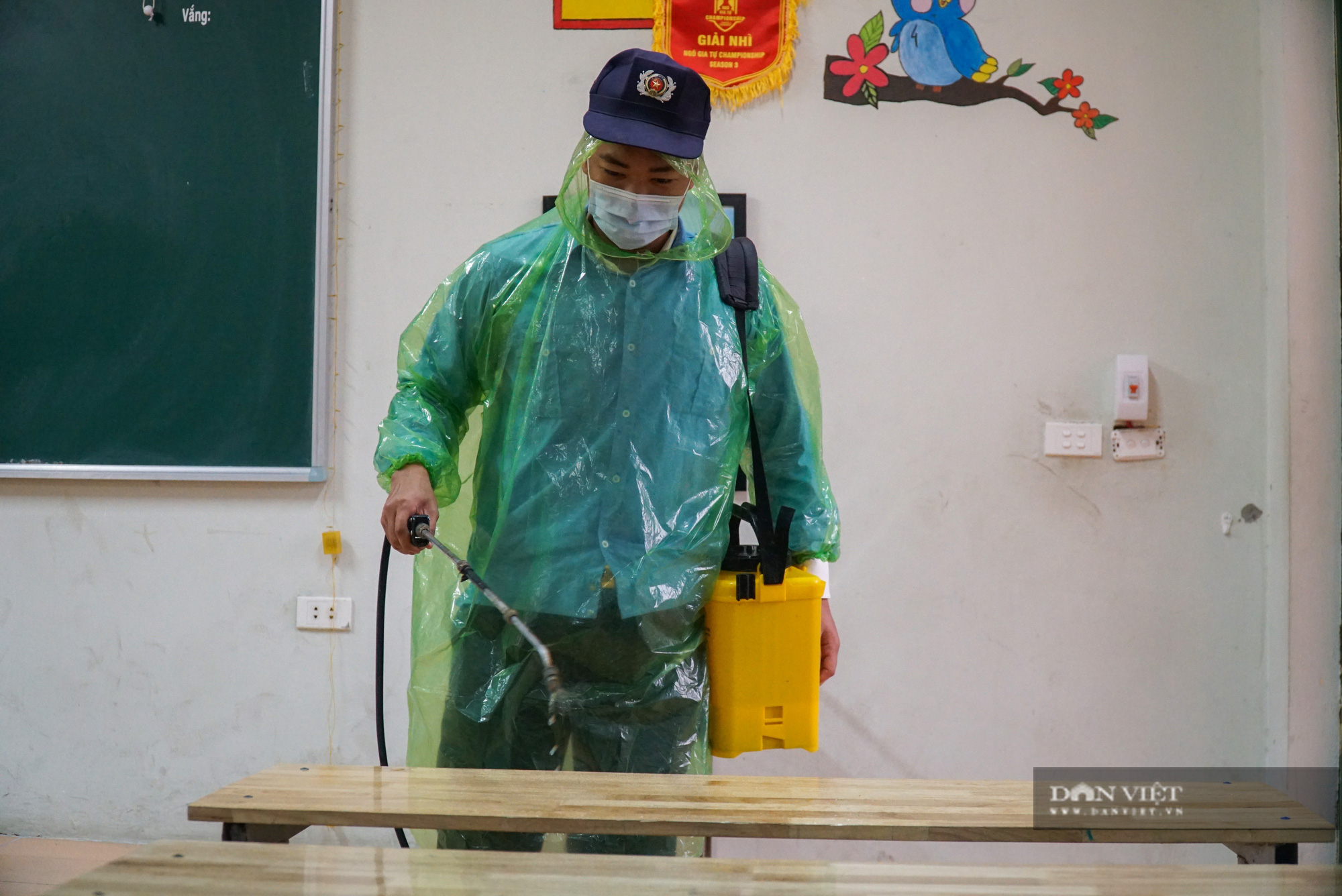Hà Nội: Các trường học phun khử khuẩn, vệ sinh toàn bộ lớp học, sẵn sàng đón học sinh - Ảnh 3.
