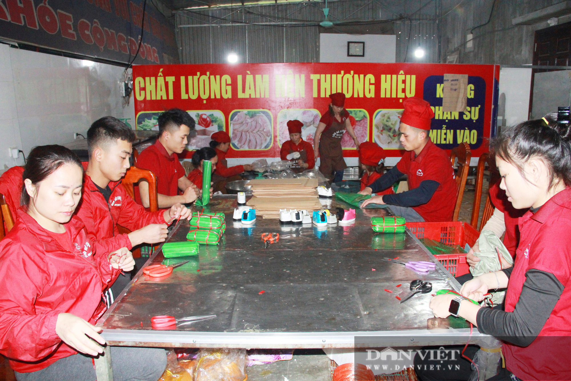 Video: Giò me xứ Nghệ “cháy” hàng ngày sát Tết - Ảnh 1.