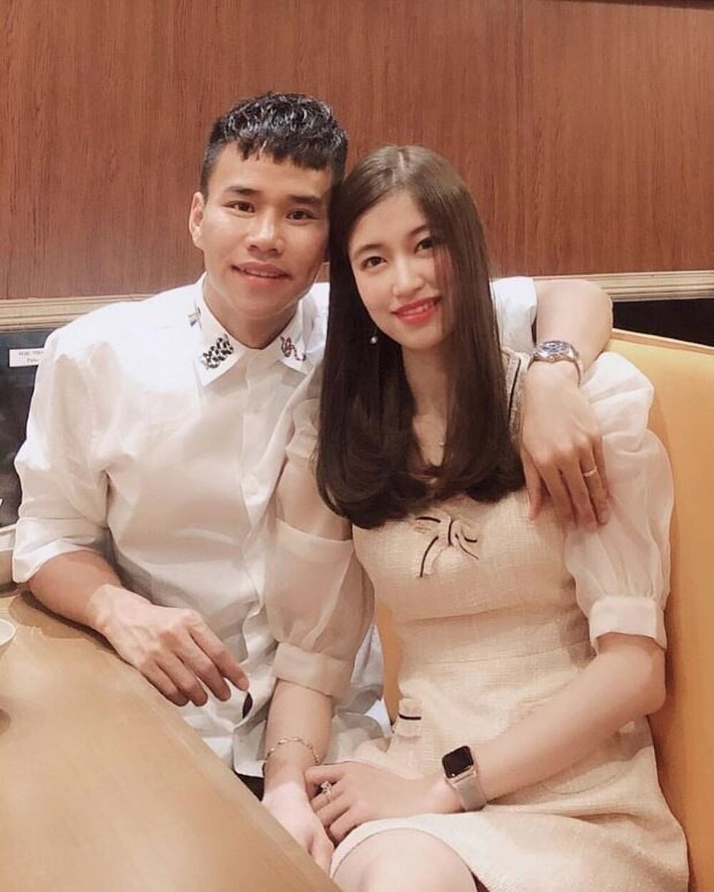 6 nàng WAGs Việt Nam nổi tiếng giàu có: Con đại gia, kiếm 100 tỷ/năm - Ảnh 9.