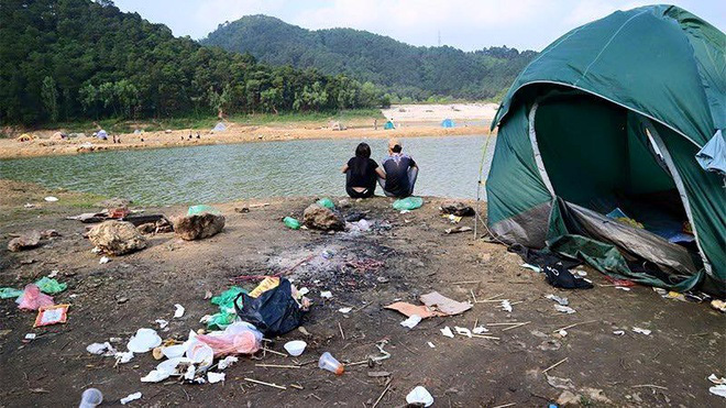 Du lịch ở đâu - dọn rác ở đó - Ảnh 1.