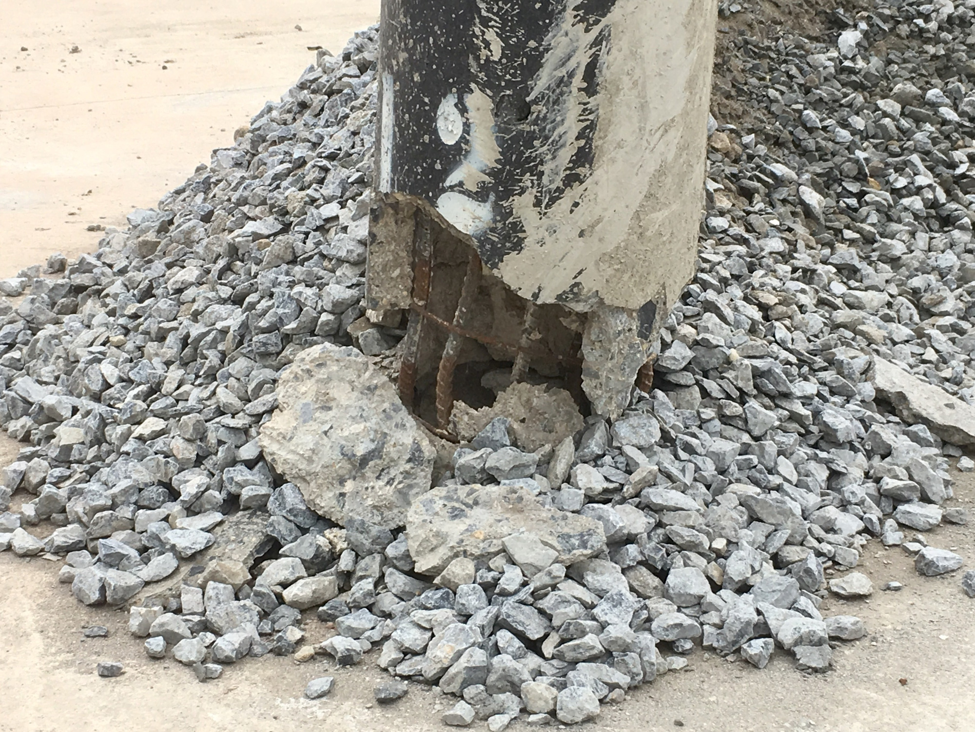 Hàng chục cột điện ở Ninh Bình nằm lừng lững giữa tim đường: Chủ tịch UBND huyện chỉ đạo gấp - Ảnh 3.