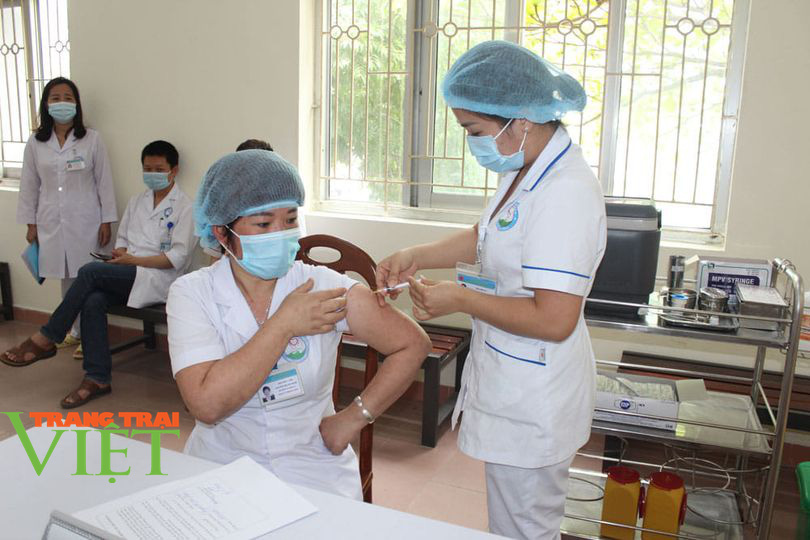 Hòa Bình: Triển khai tiêm vacxin phòng, chống dịch Covid-19 - Ảnh 1. Hòa Bình: Triển khai tiêm vacxin phòng, chống dịch Covid-19 - Ảnh 1.