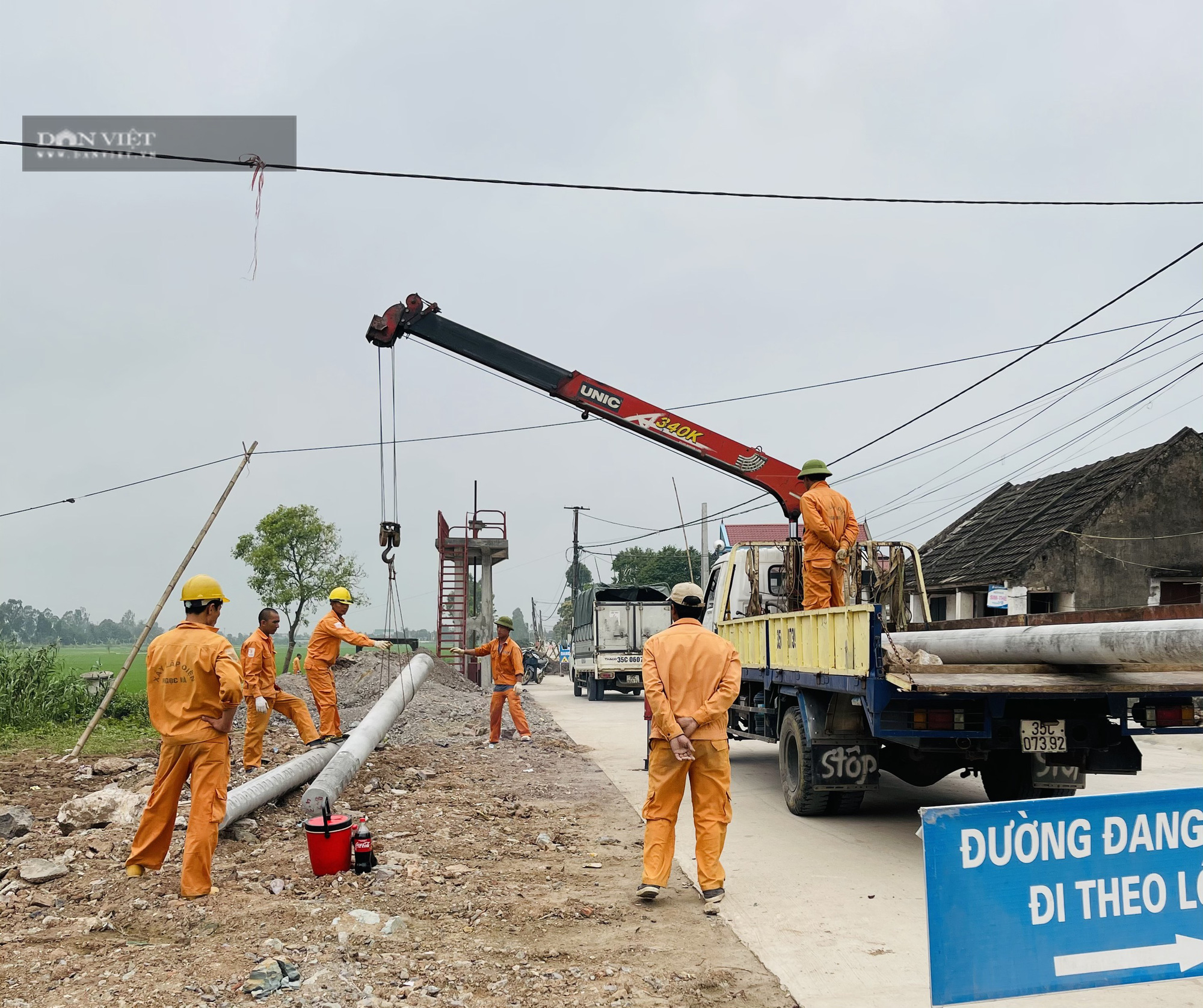 Vụ 40 cột điện nằm giữa đường kéo dài 2km: Hàng loạt câu hỏi về trách nhiệm của chủ đầu tư, UBND huyện Yên Khánh - Ảnh 2.