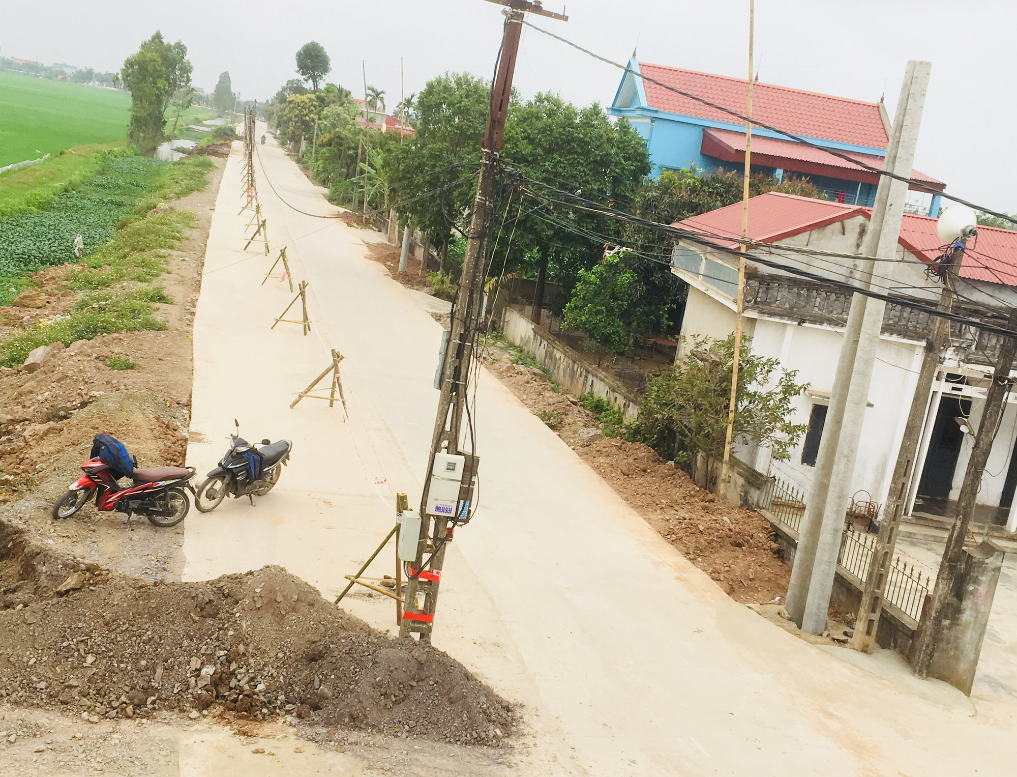 Ninh Bình: Di dời xong 40 cột điện nằm giữa đường - Ảnh 2.