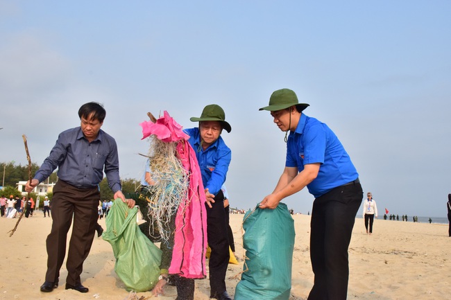 Chủ tịch TT-Huế mong “Ngày chủ nhật xanh” thực chất hơn, từ nhặt rác chuyển sang không xả rác - Ảnh 1.